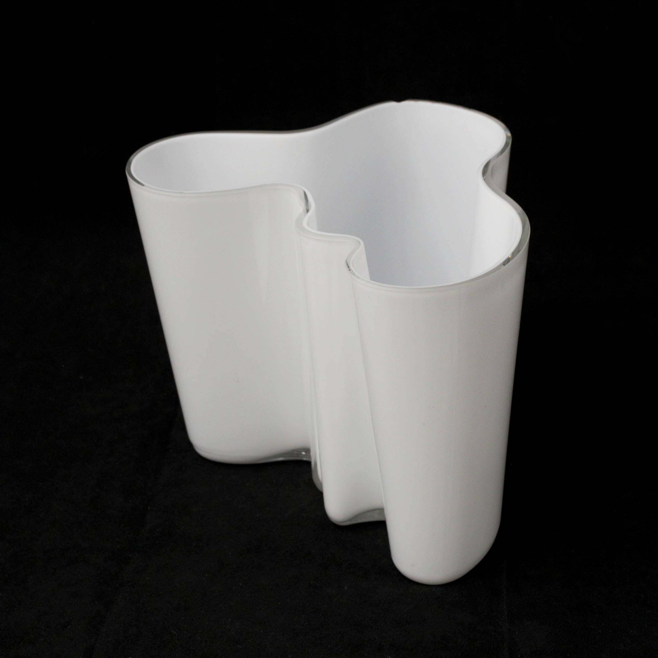 ALVAR AALTO. Vas, "Savoy", glas, opalvit, Iittala, Finland.
