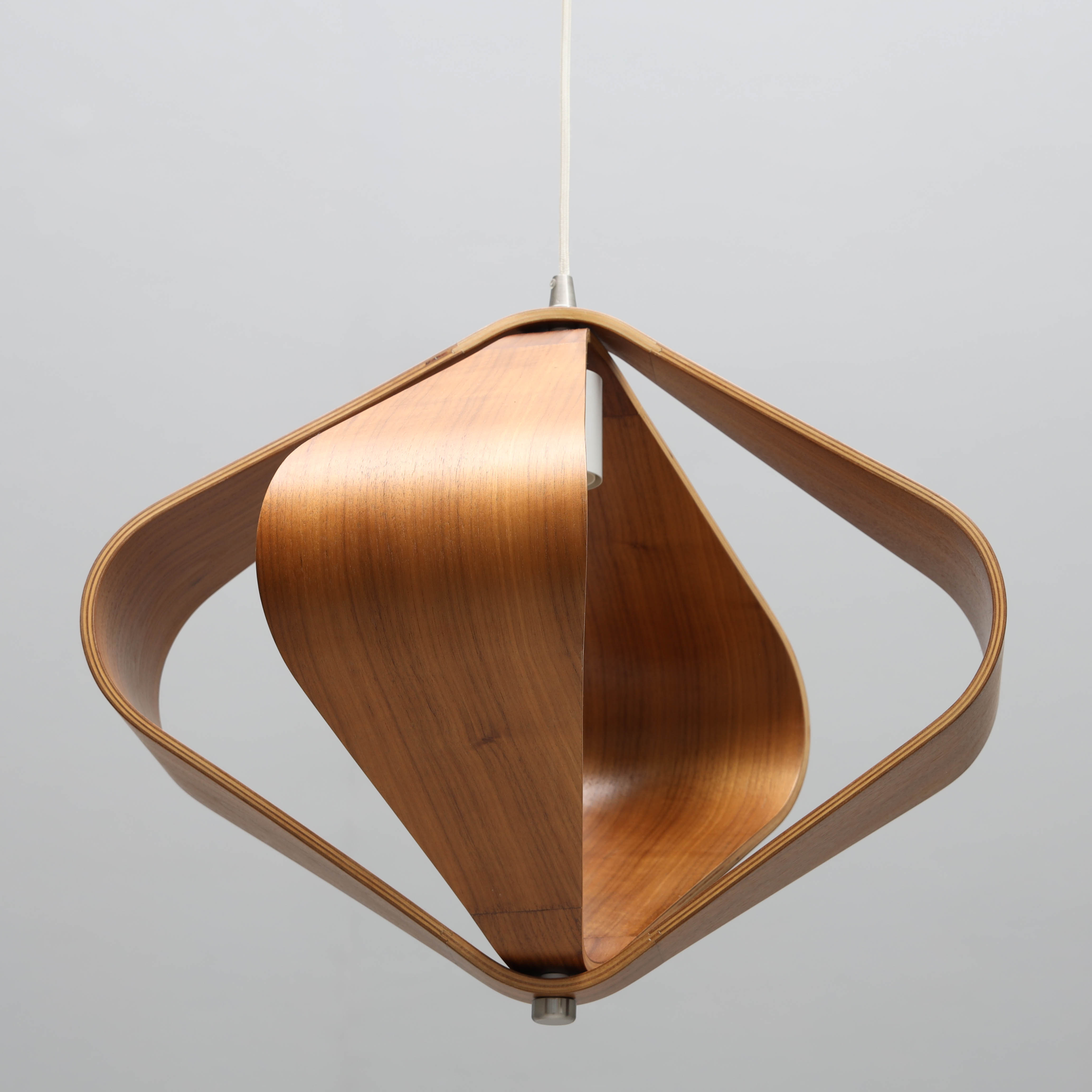 TAKLAMPA, valnöt, model "Kite", Co Bankeryd, samtida.