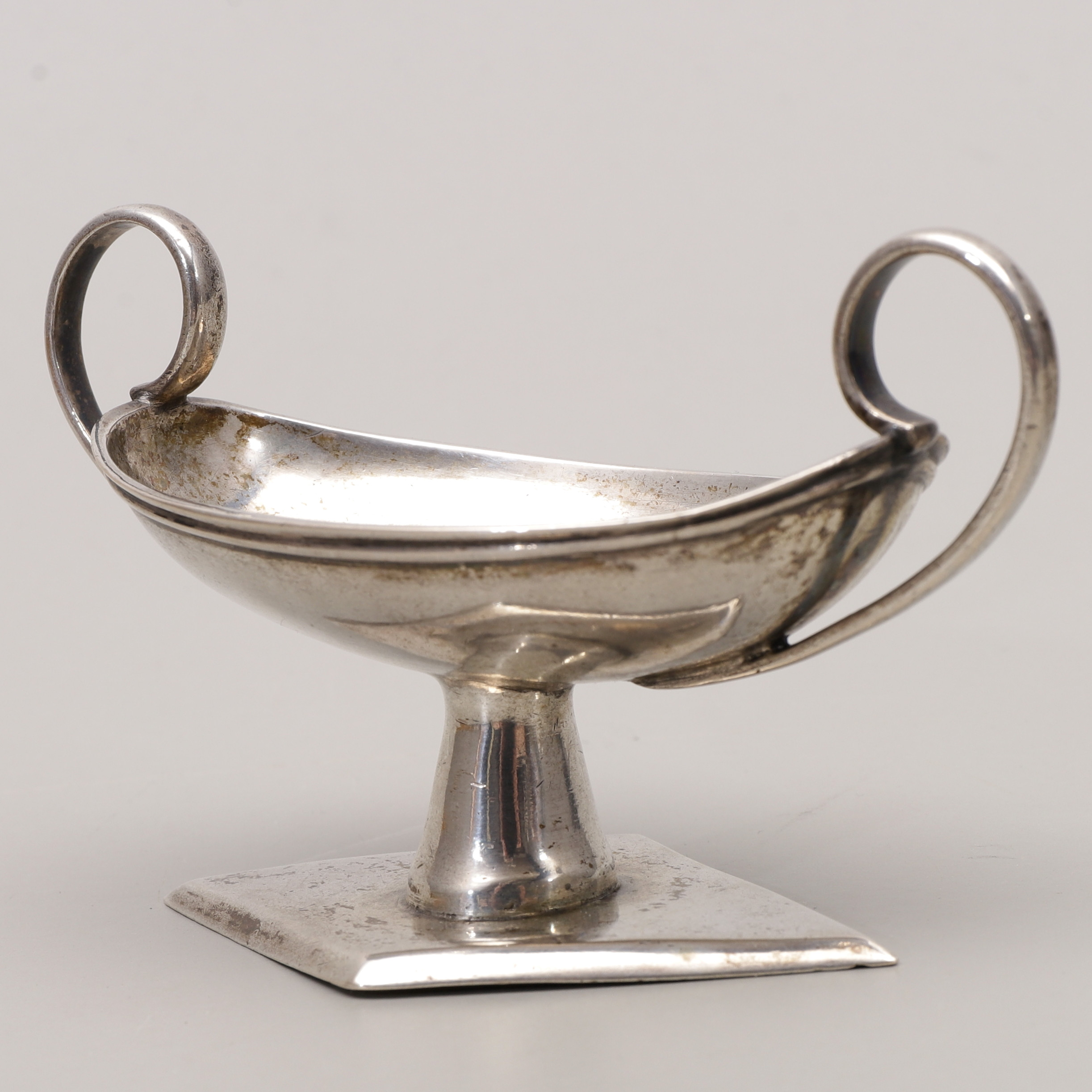 HÄNKELSKÅL PÅ FOT, silver, empire, 1800-tal, totalvikt 89 gram.