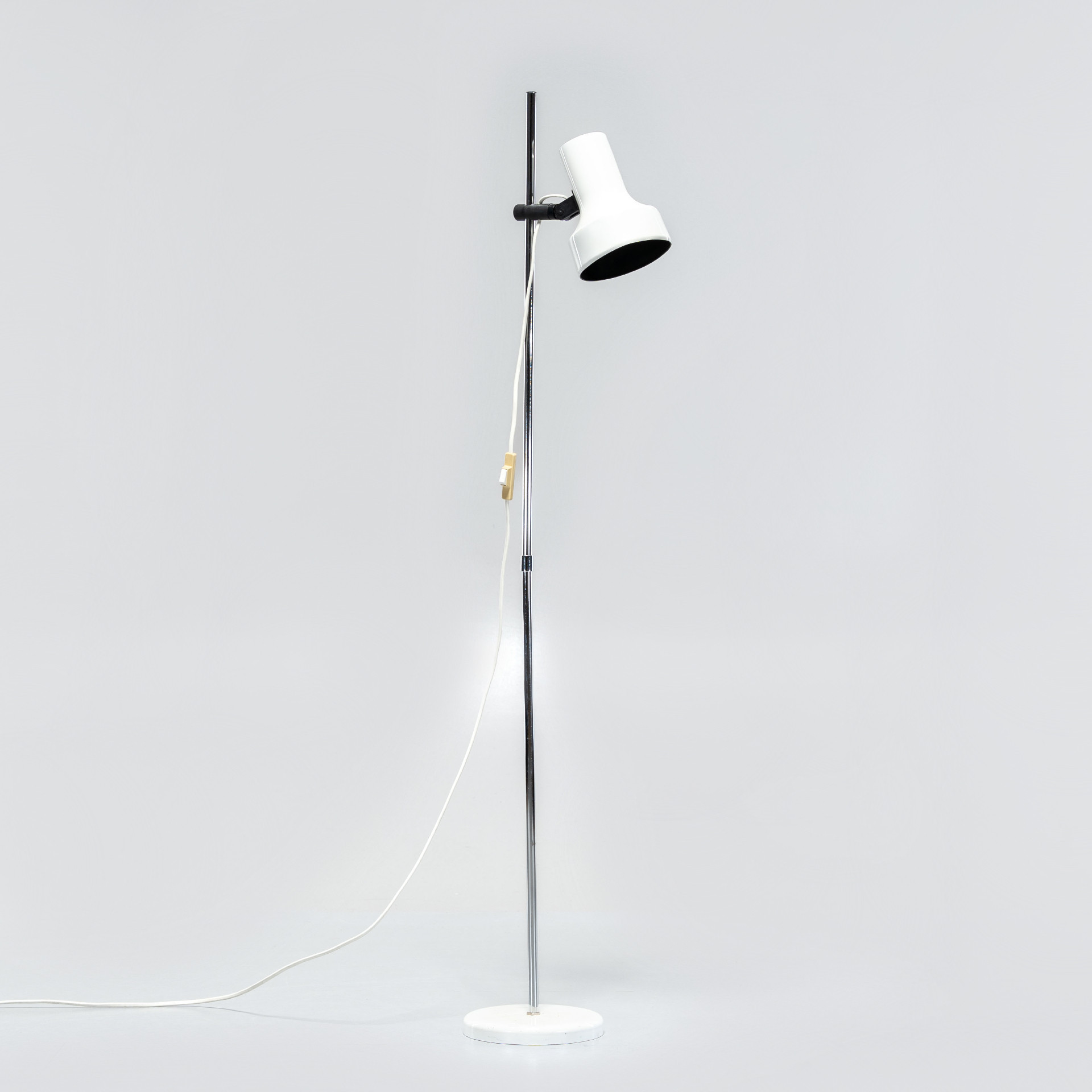 BELID. Golvlampa, Metall, vit skärm.