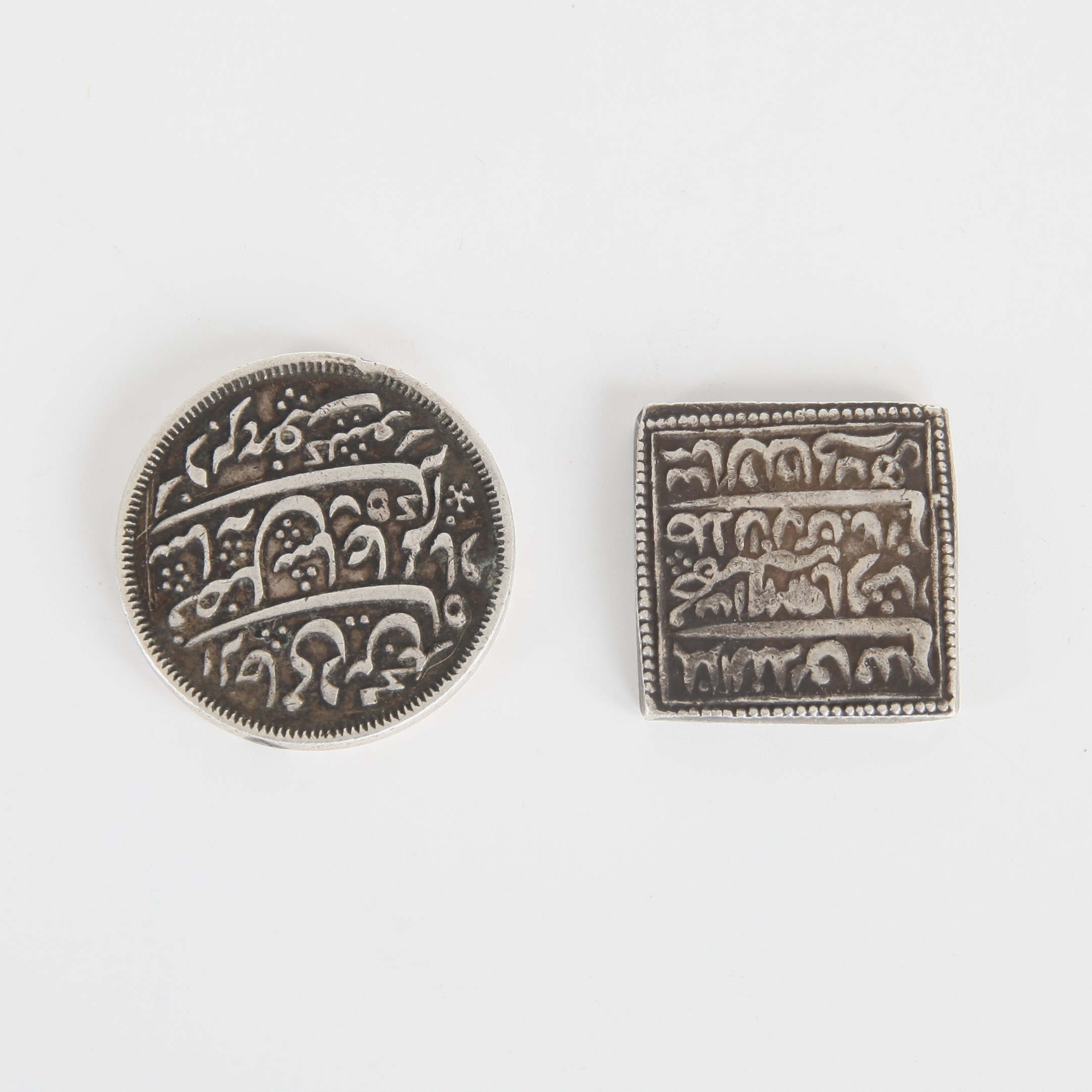 SILVERRUPEE, 2 st, Mughal-riket år 1660-1700 samt Hyderabad år 1911-1930.