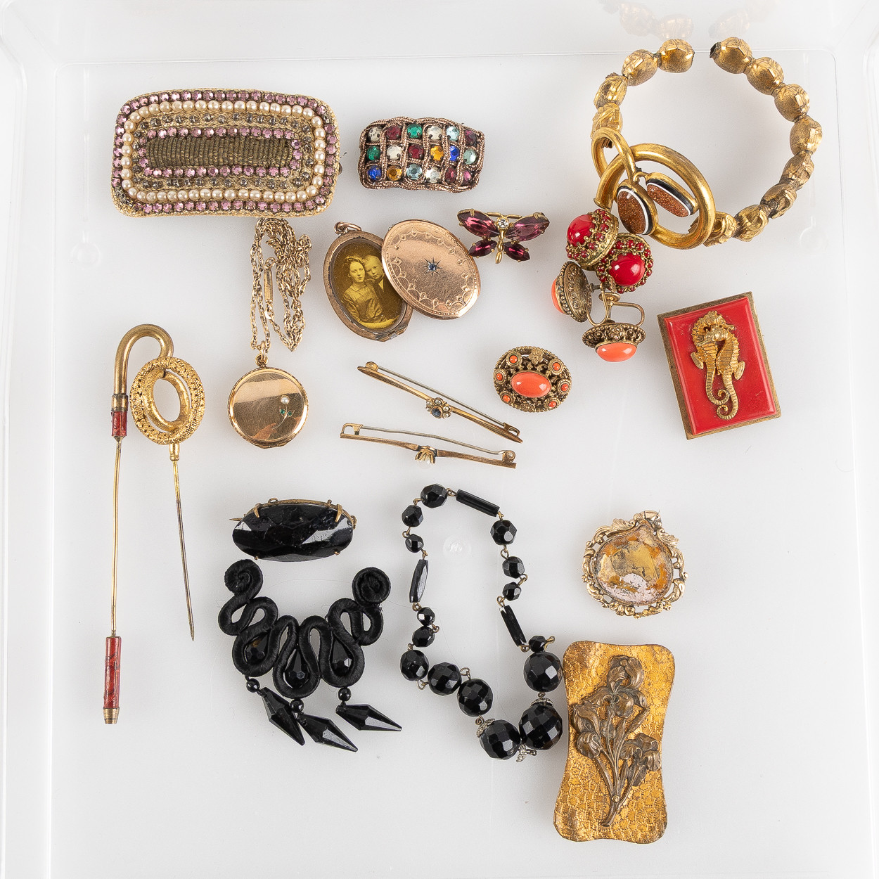 SAMLING SMYCKEN OCH PRECIOSA, bijouterier, porslin, emalj metall och textil, omkring 1890-1940 tal.