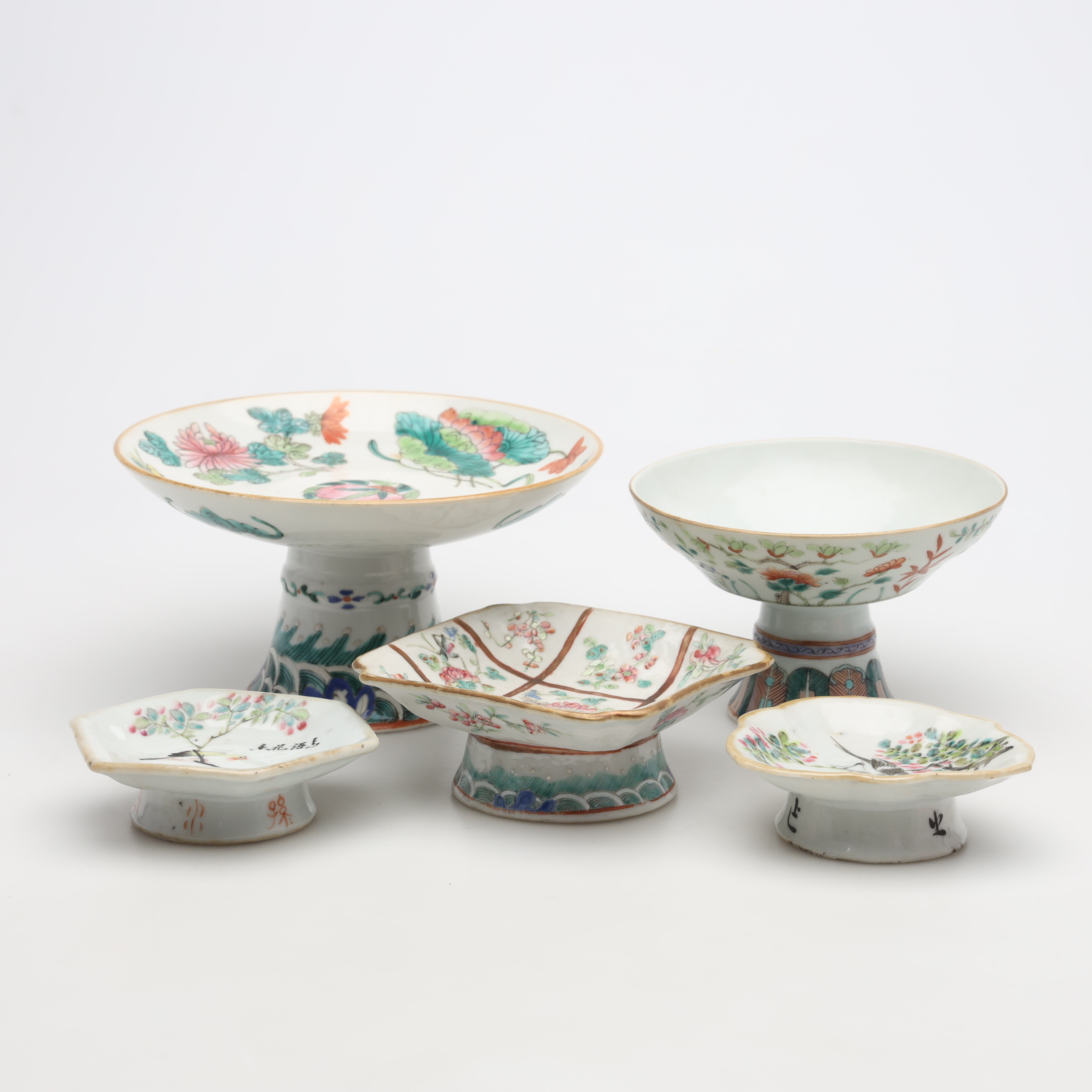 FAT/SKÅLAR PÅ FOT, 5 stycken, porslin, Kina.