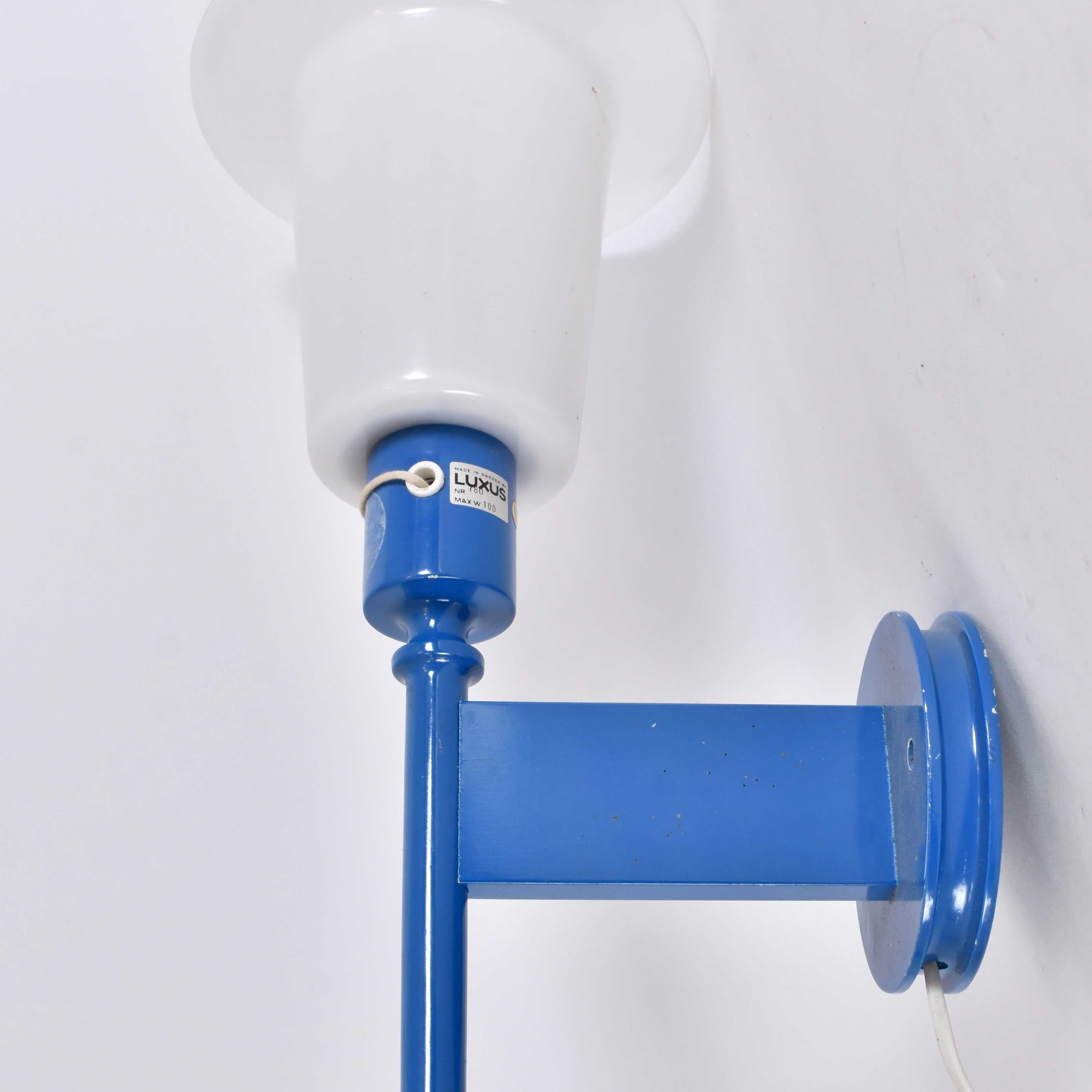 UNO & ÖSTEN CHRISTIANSSON. vägglampa, blålackerat trä med vit innerskärm.