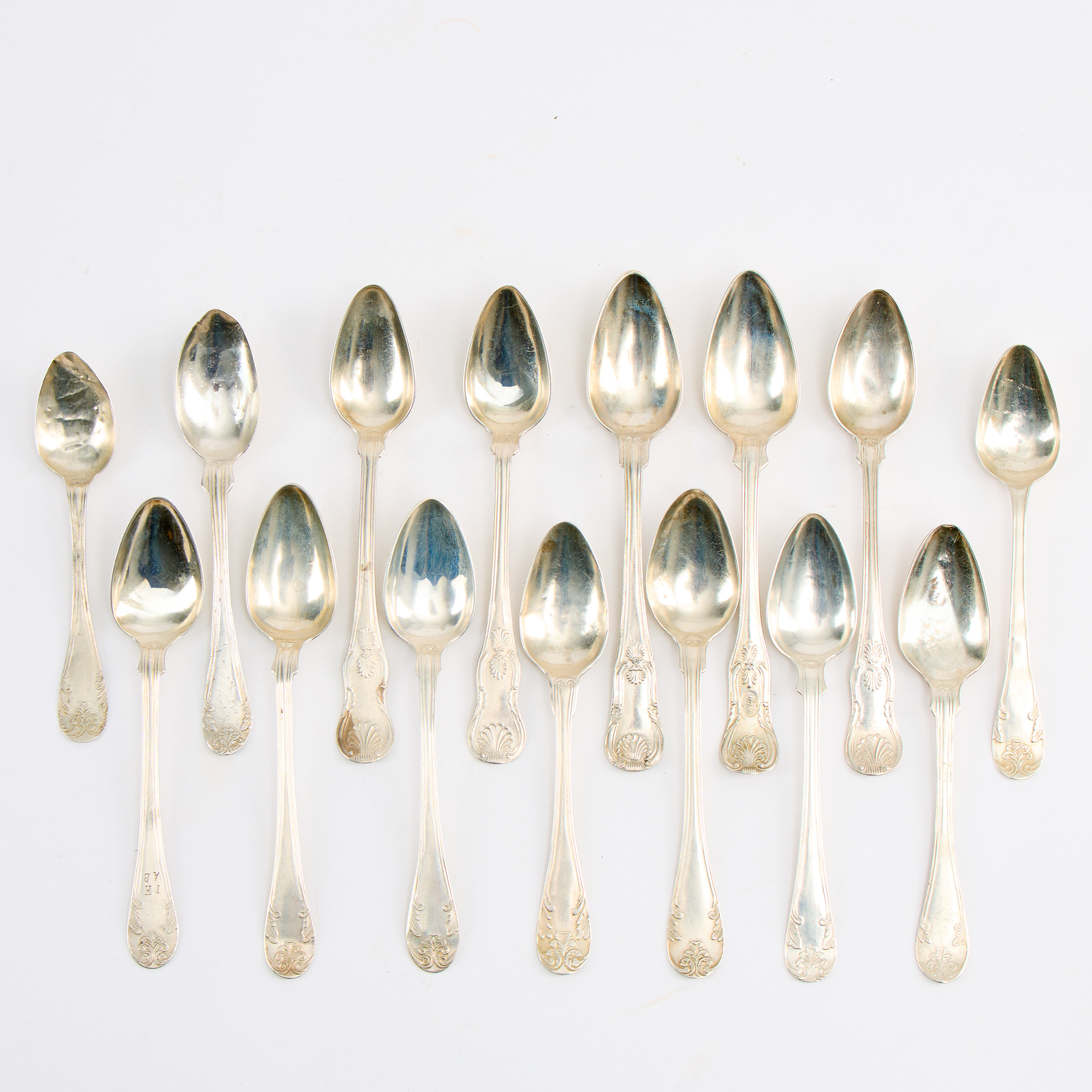 SKEDAR, 15 stycken, gammalfransk modell och engelsk snäck. 1800-tal. Silver.