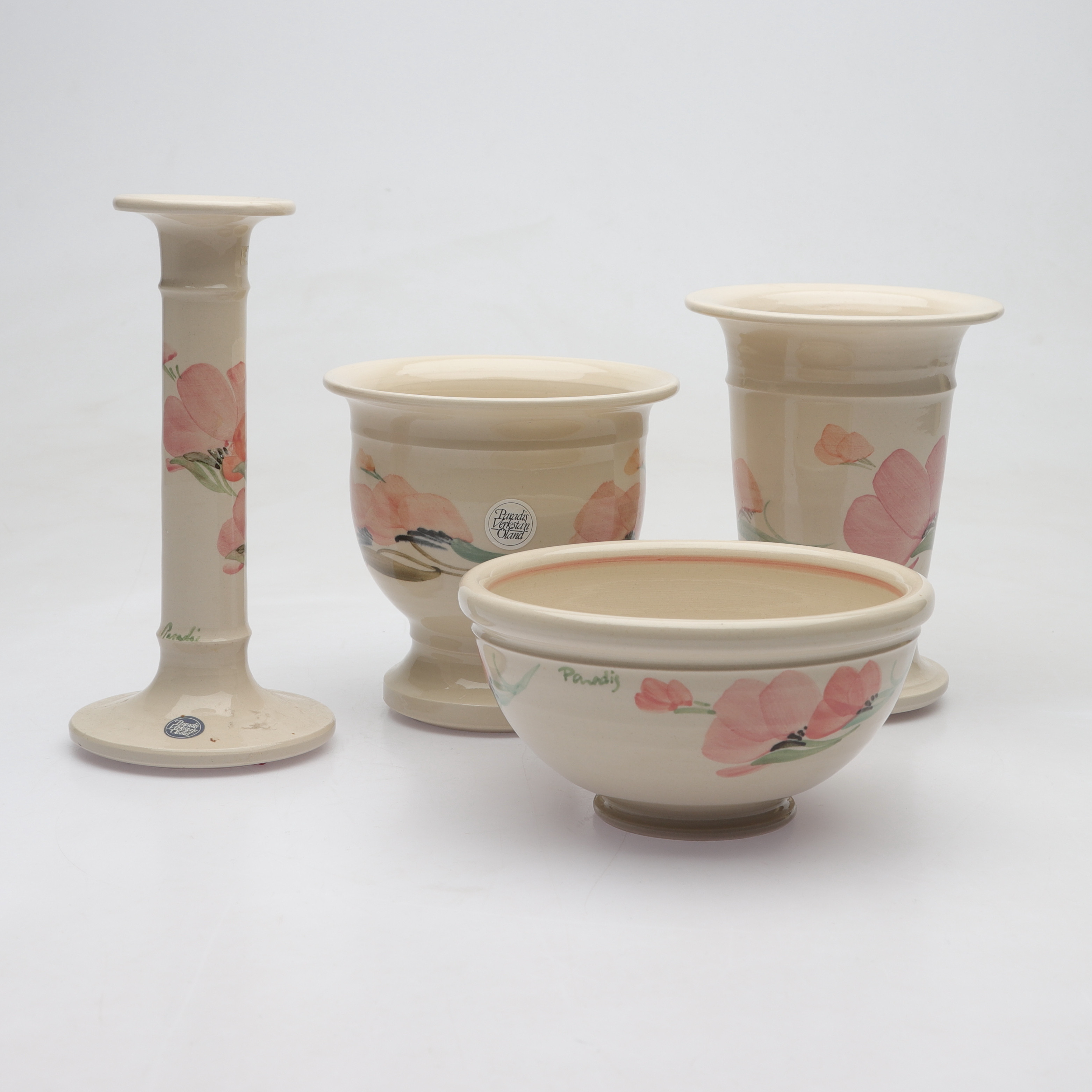 KERAMIKFÖREMÅL, 4 st, blomsterdekor, paradisverkstaden, Öland.