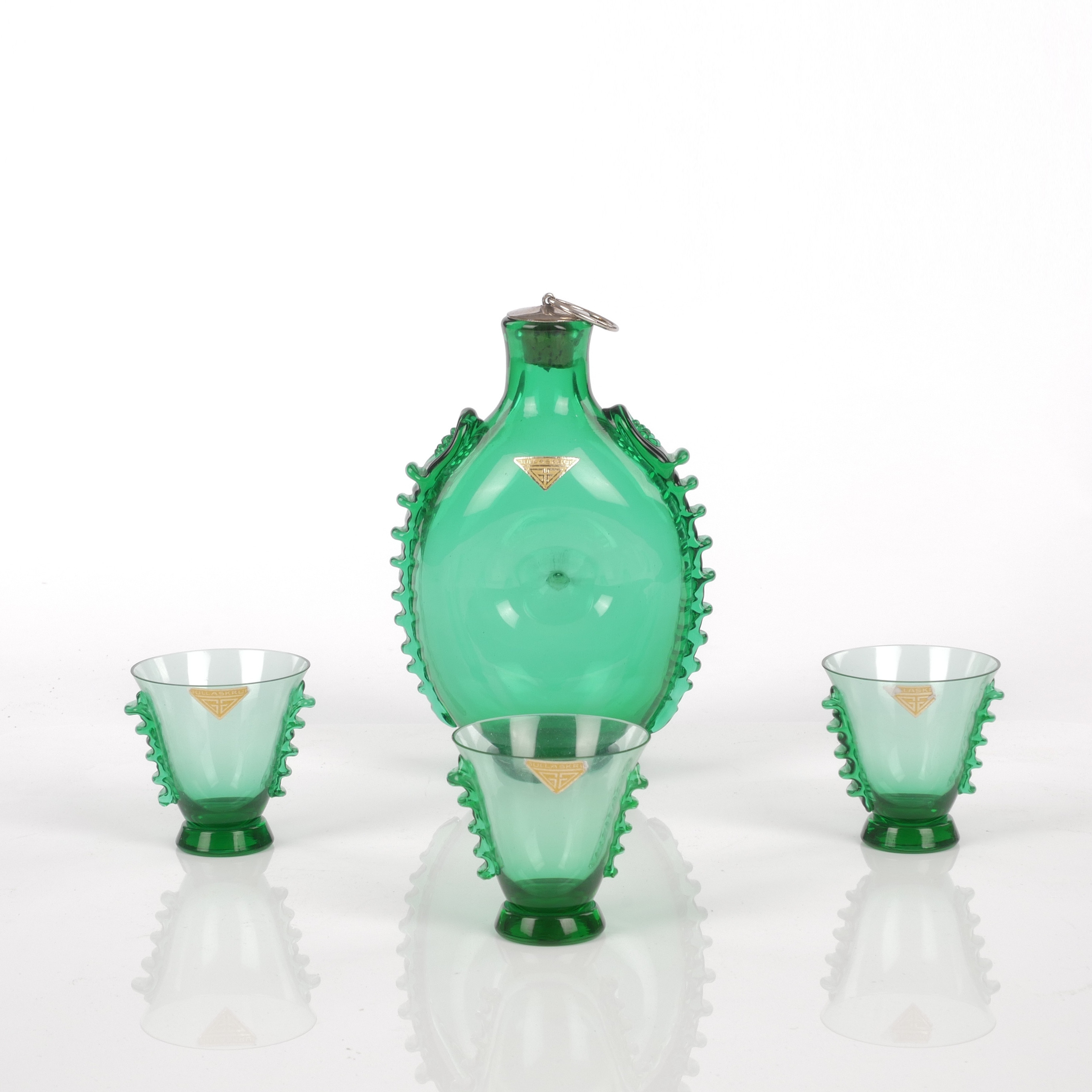 BRÄNNVINSFLASKA OCH GLAS, 4 delar, gröntonat glas, Gullaskruf.