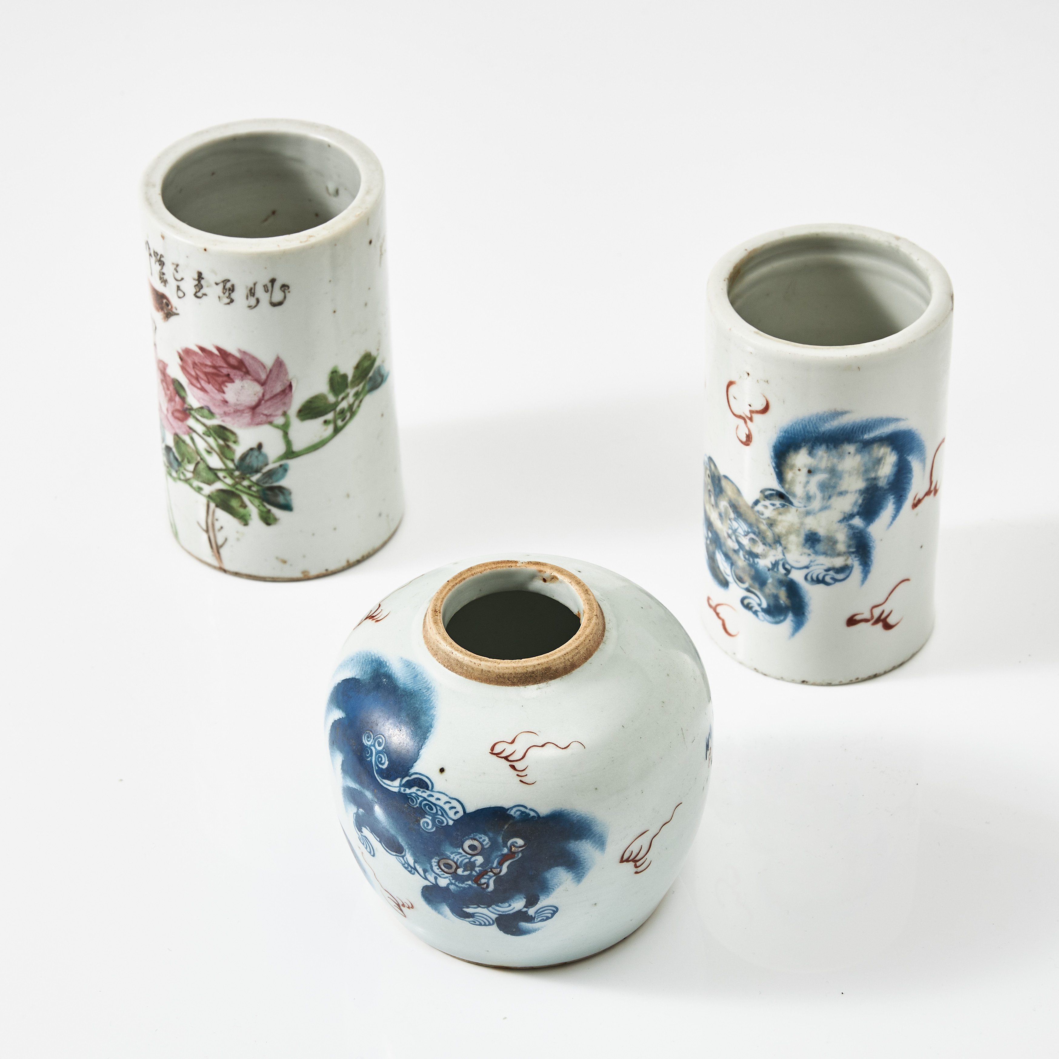 PENSELVASER, KRUKA, 3 dlr., porslin, Kina, 1800-talets slut, polykrom dekor, kalligrafi, samtliga med sigillmärke.