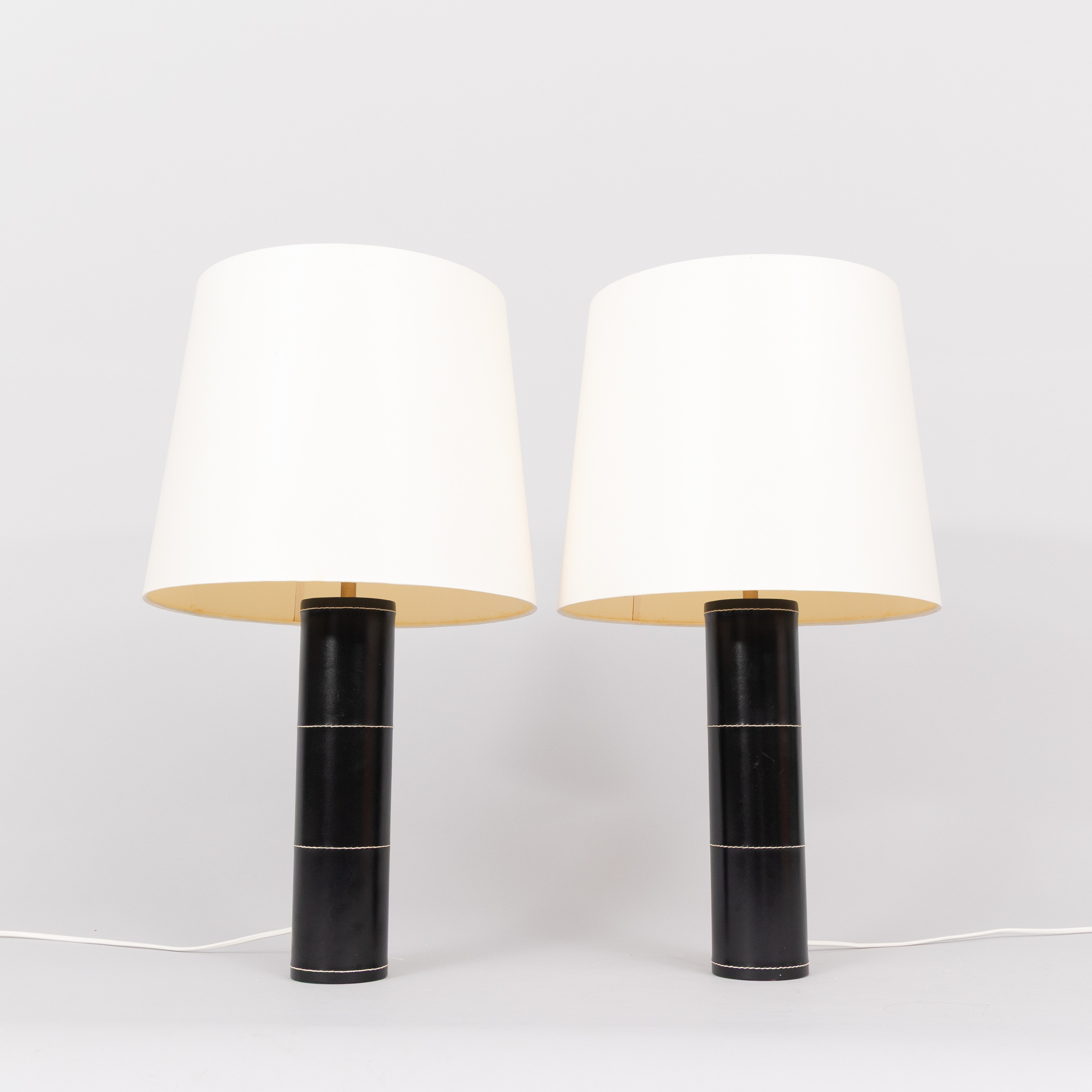 BORDSLAMPOR, ett par, läderklädda, modell B-070, Bergboms.