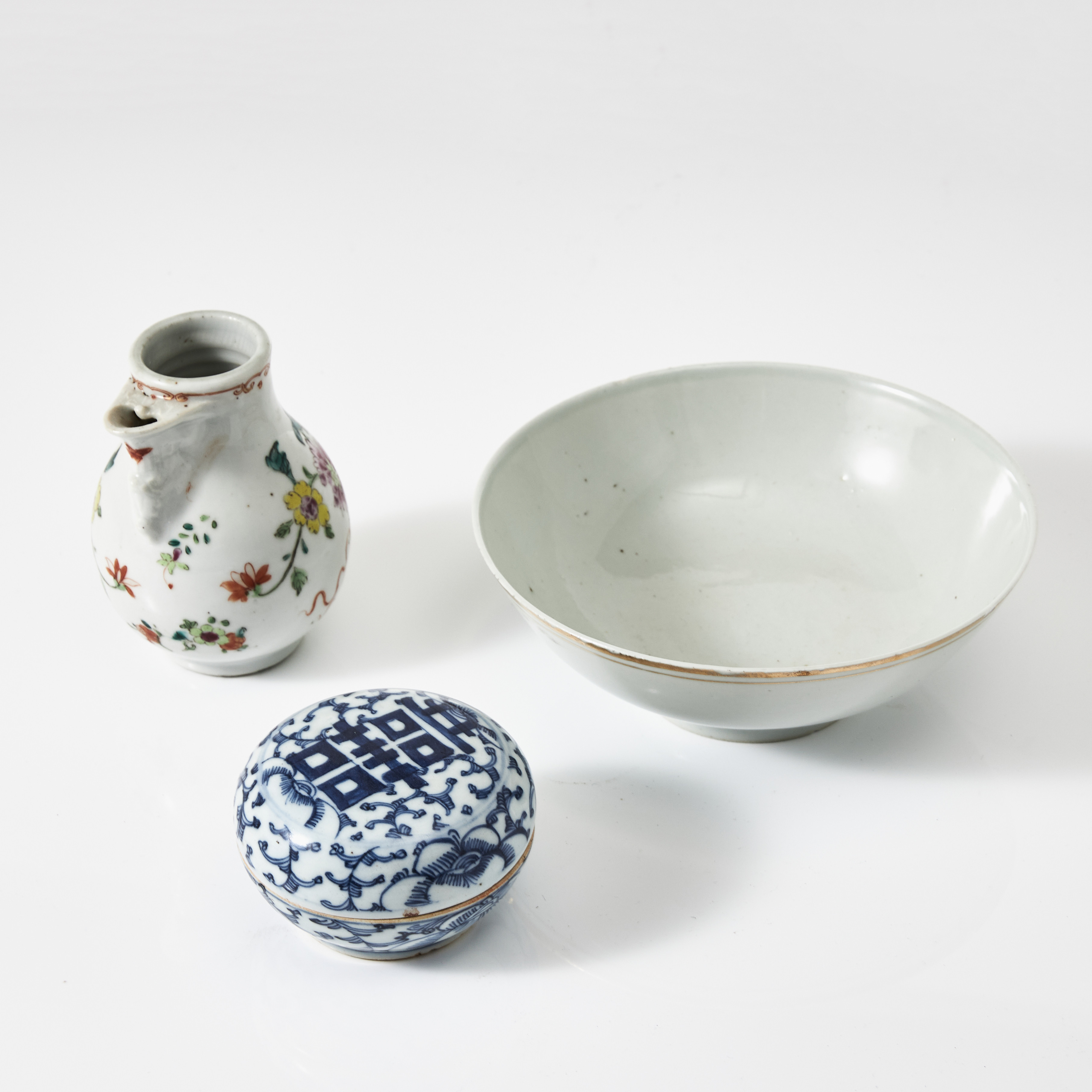 SKÅL, ASK, GRÄDDKANNA, 3 dlr., porslin, Kina, 17- och 1800-tal, dekor i famille rose, underglasyrblått samt sepia.