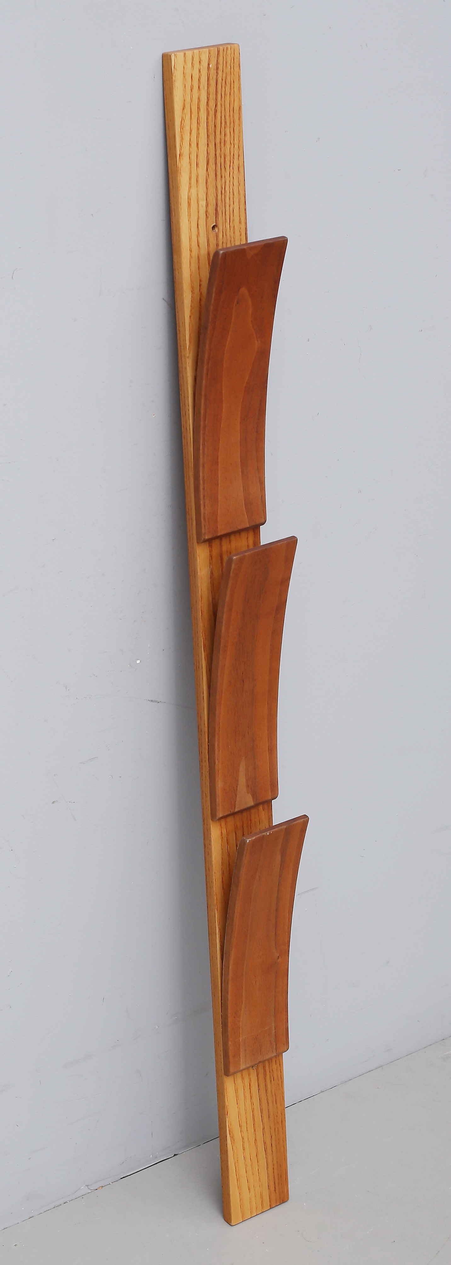 TIDNINGSSTÄLL, trä, Toshi Tanaka, Misterhult.