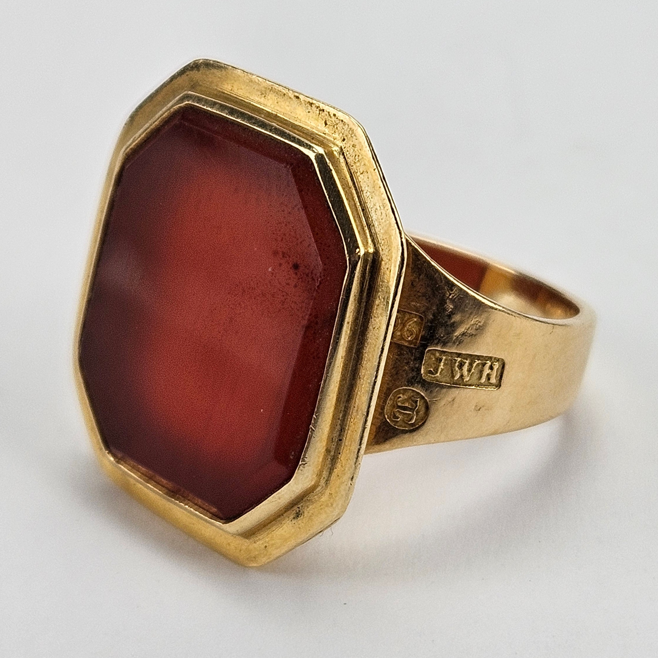 KLACKRING, guld, 18K, med agat, total vikt ca. 10,6 gram.