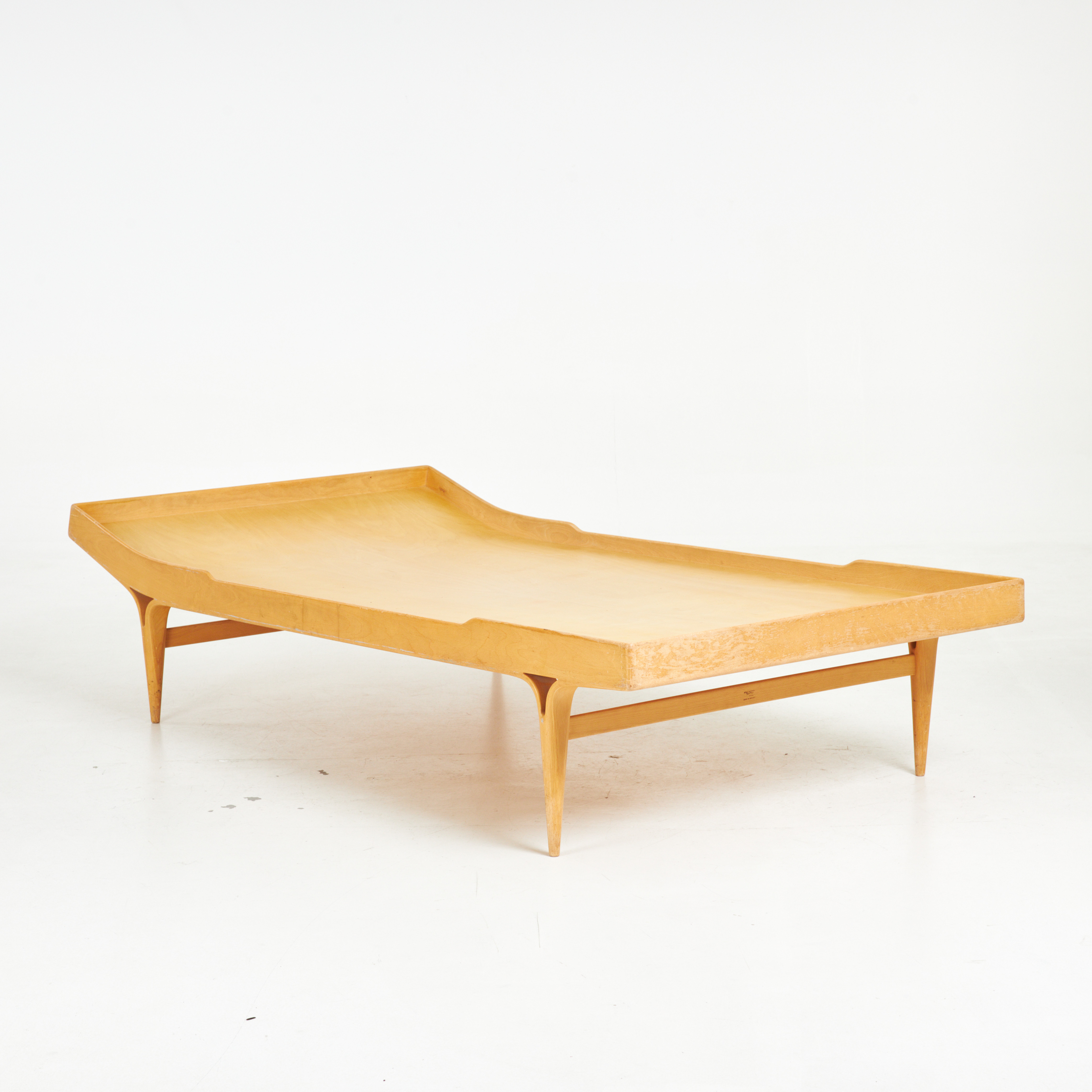 BRUNO MATHSSON. Dagbädd, "Berlin", Firma Karl Mathsson, bok, brännmärkt i sargen 1964. Designår 1957.