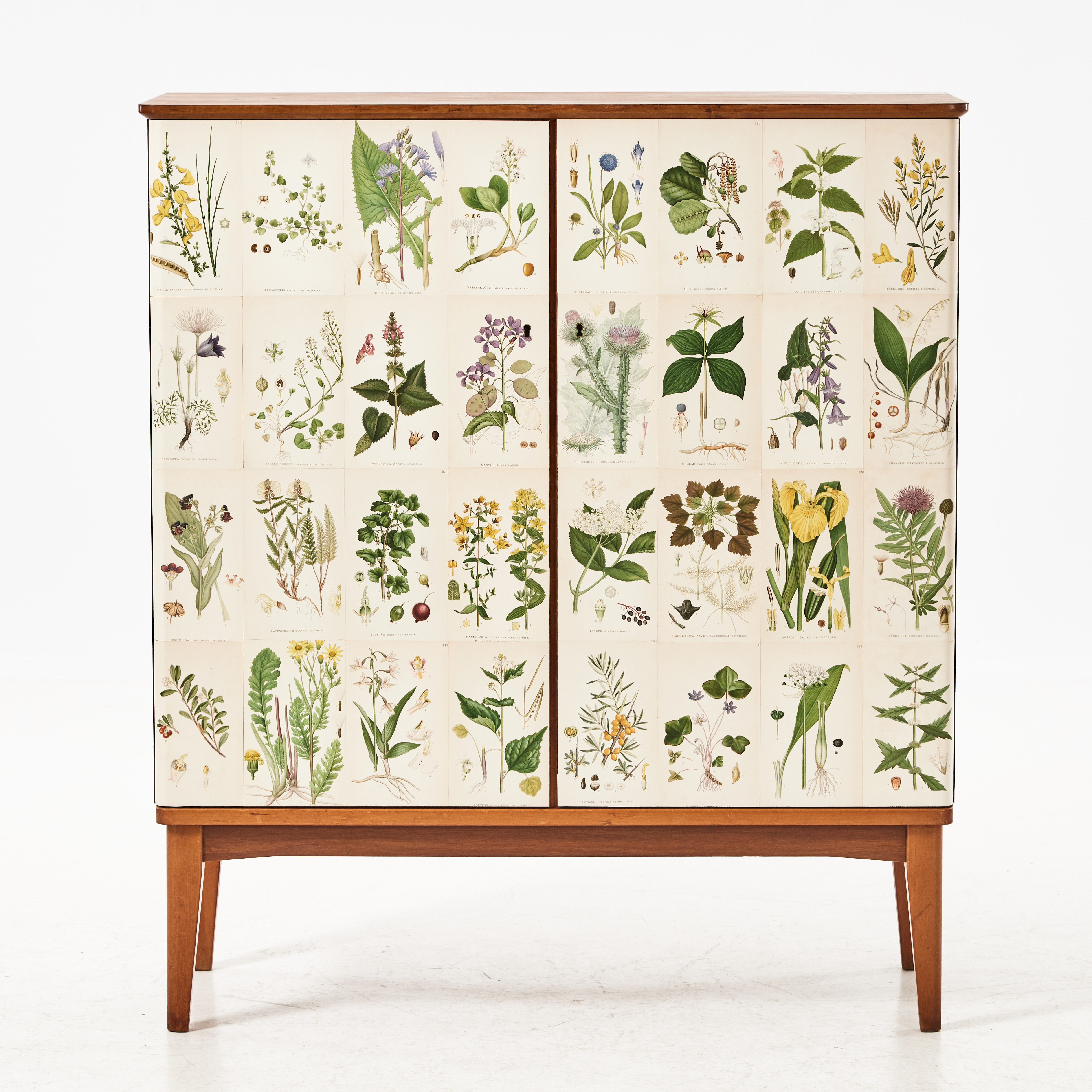 SKÅP, 1940-tal, tapetserat i Nordens Flora, invändigt med hyllplan och lådor.