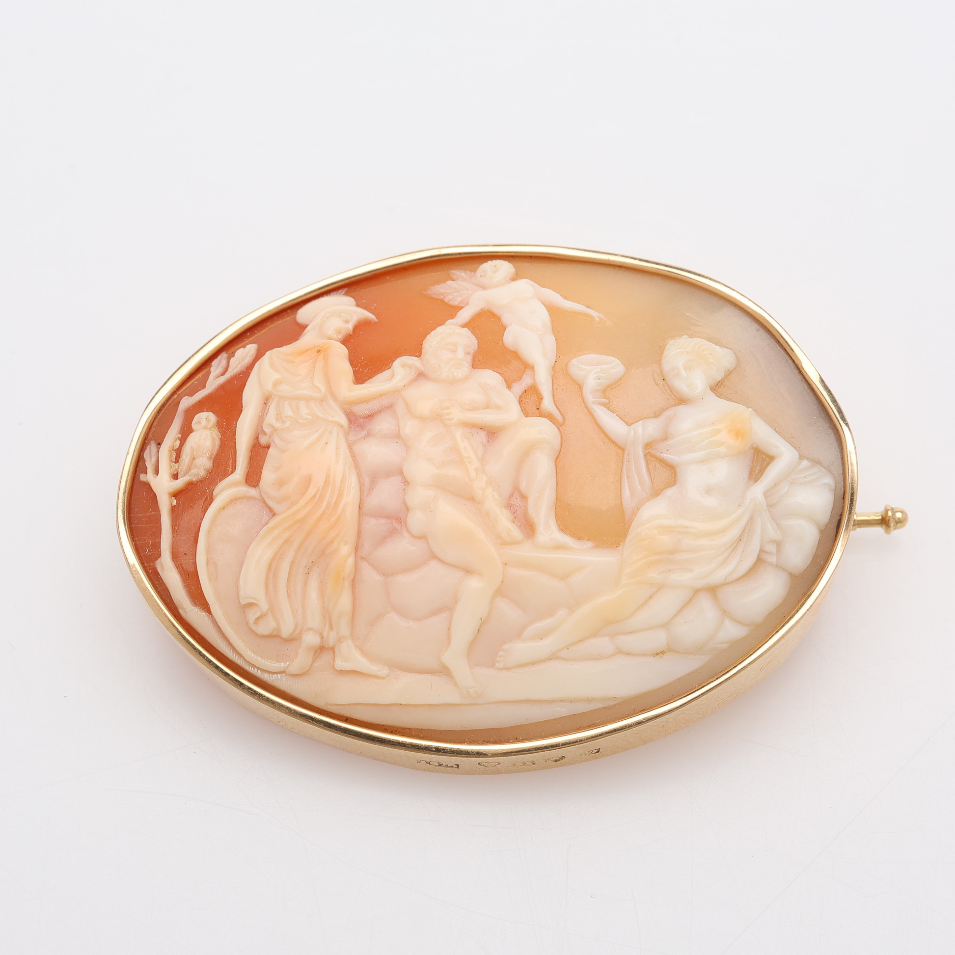 BROSCH MED SNÄCKCAMÉ, 18K GULD, STOCKHOLM 1921.