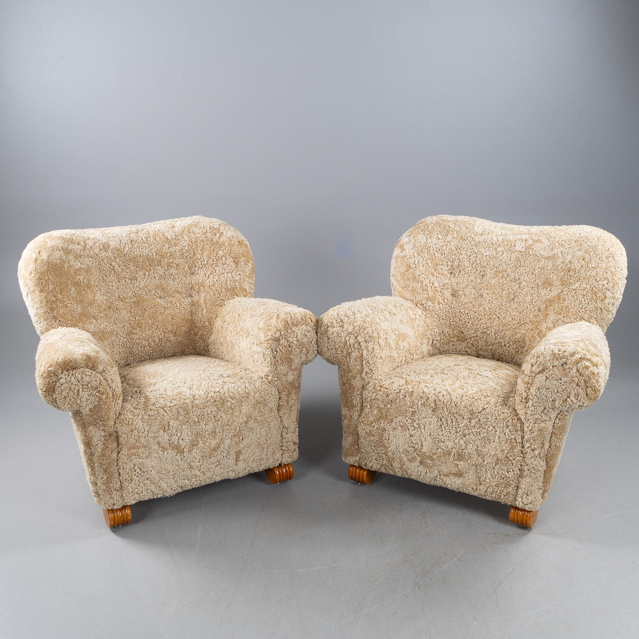 FÅTÖLJER, ett par, Swedish modern, 1940-tal, klädda i fårskinnspäls Honey.
