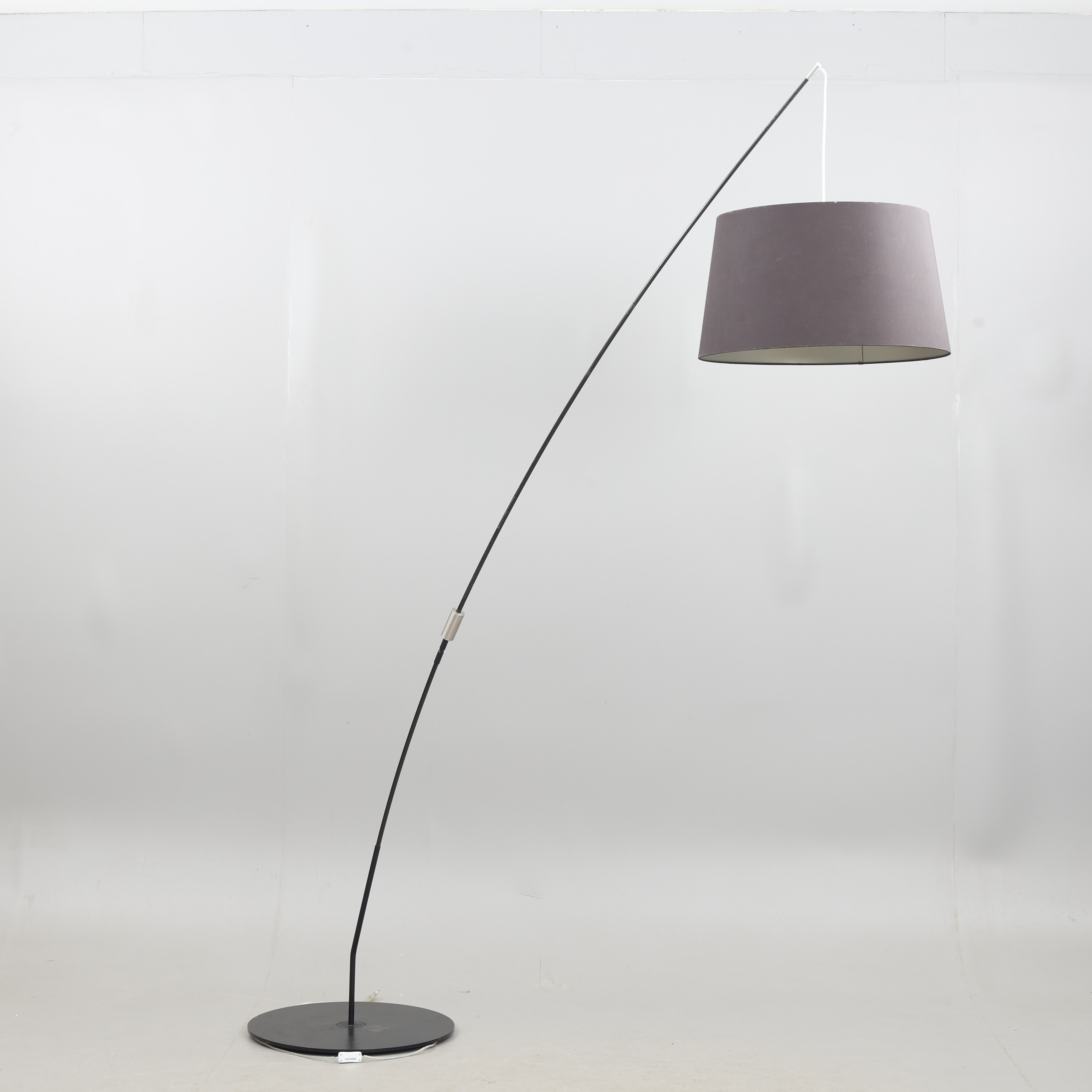 HENRIK PEDERSEN. GOLVLAMPA, metall-stomme.