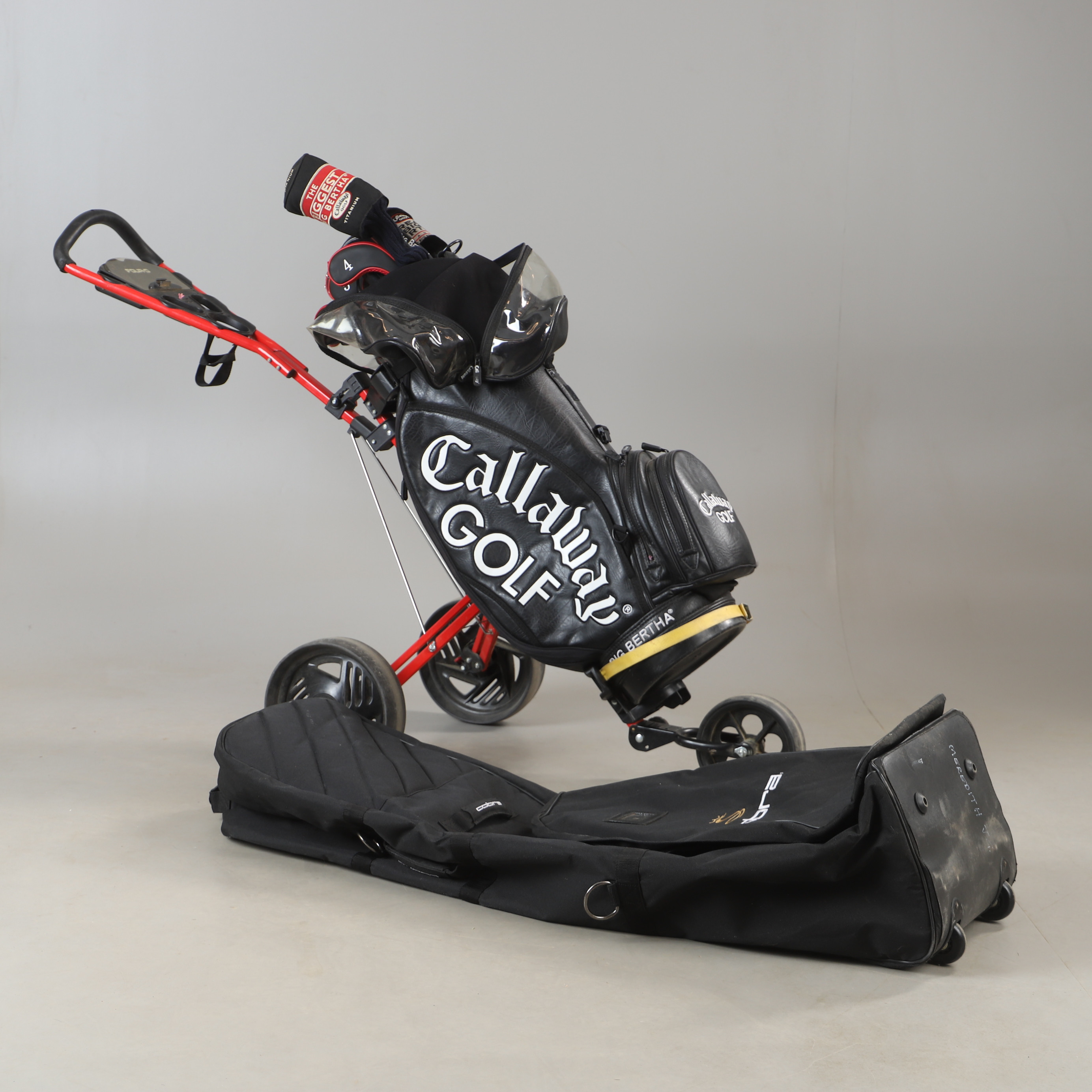 GOLFKLUBBOR MED BAG, VAGN SAMT RESEFODRAL, herr, mestadels Callaway.