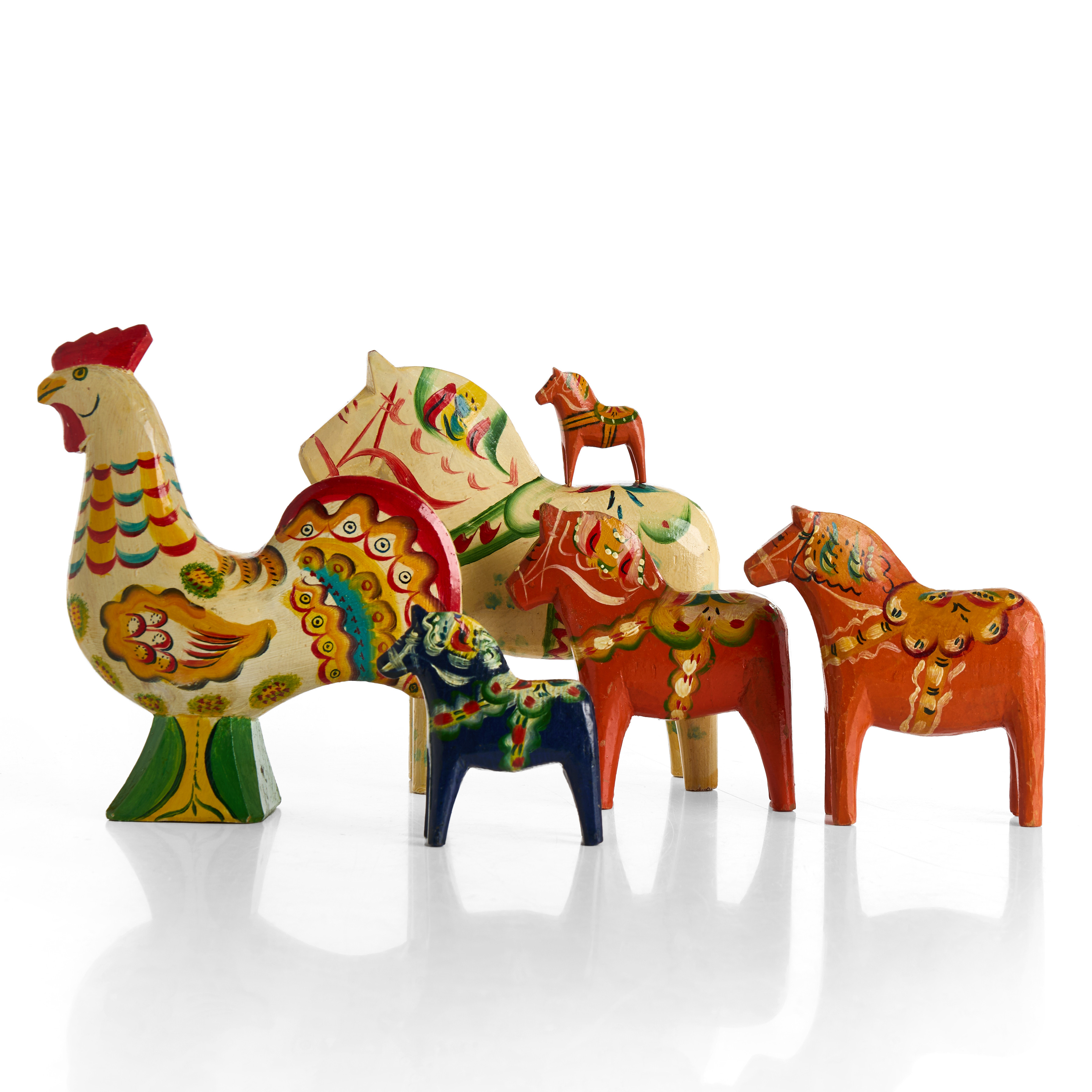 DALAHÄSTAR samt TUPP, 5 + 1, bemålat trä, 1900-talets första hälft.