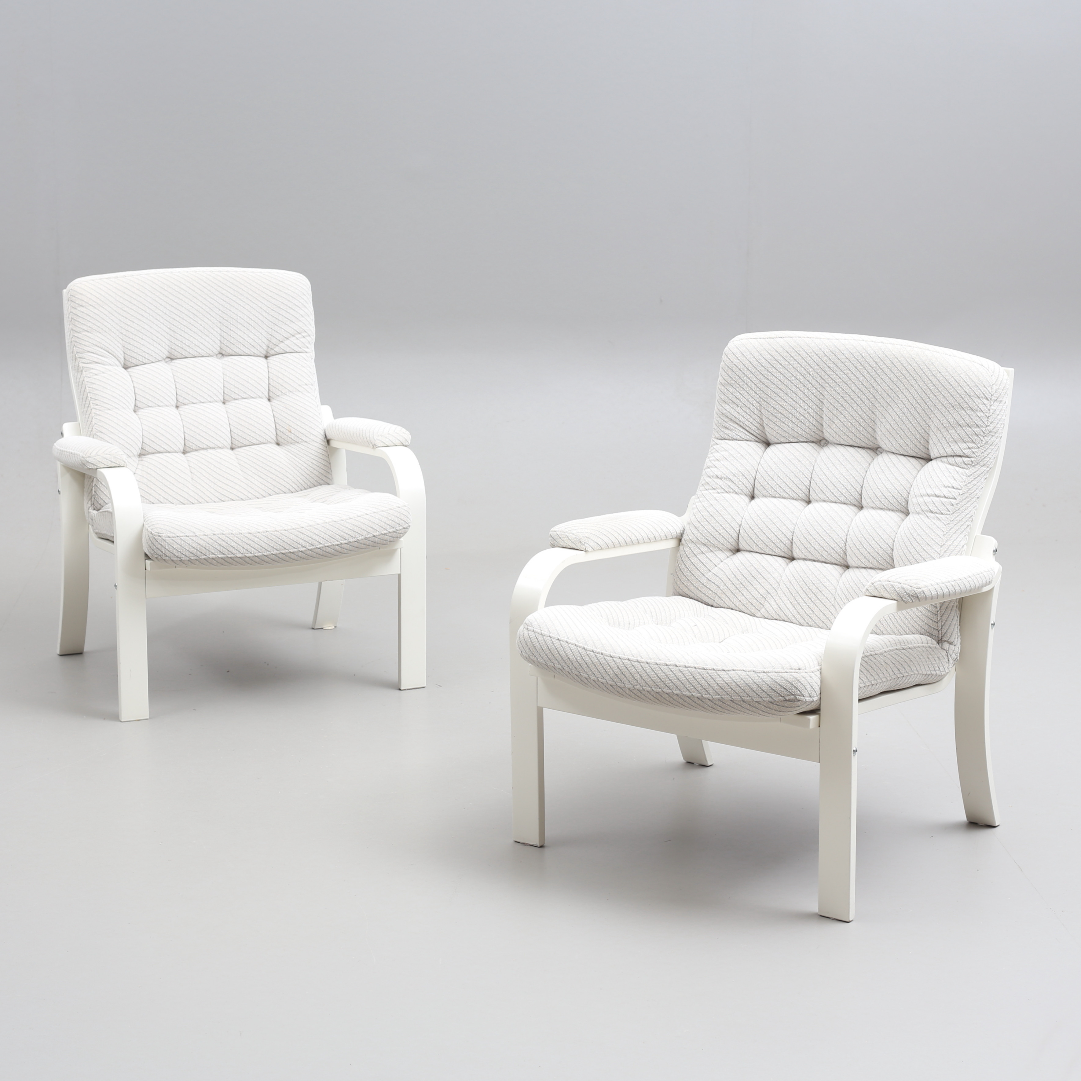 FÅTÖLJER, ett par, underrede i bemålat böjträ, 1900-talets senare del.