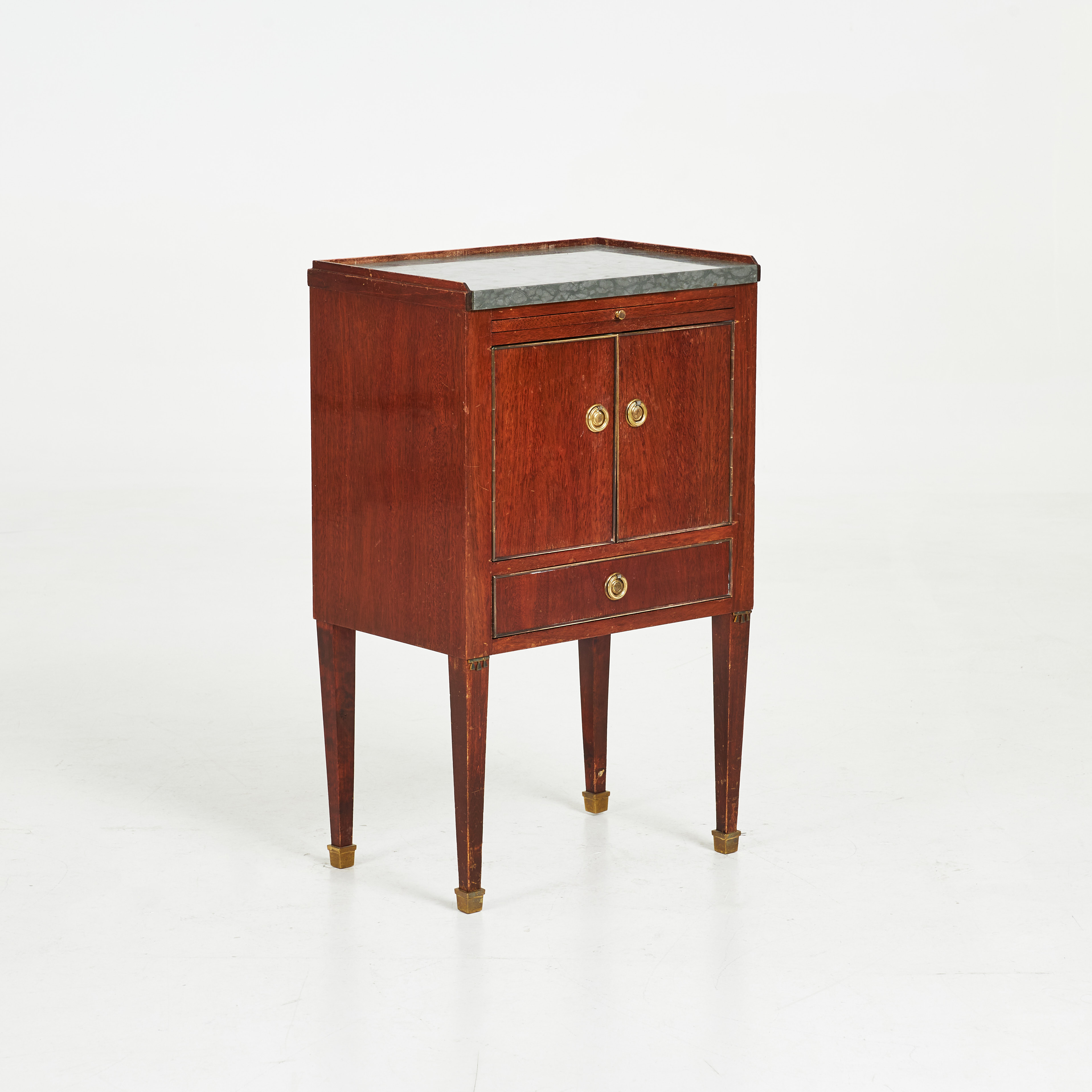 POTTSKÅP, sengustaviansk stil, fanérat i mahogny, beslag, listverk och fothylsor i mässing, stenskiva.