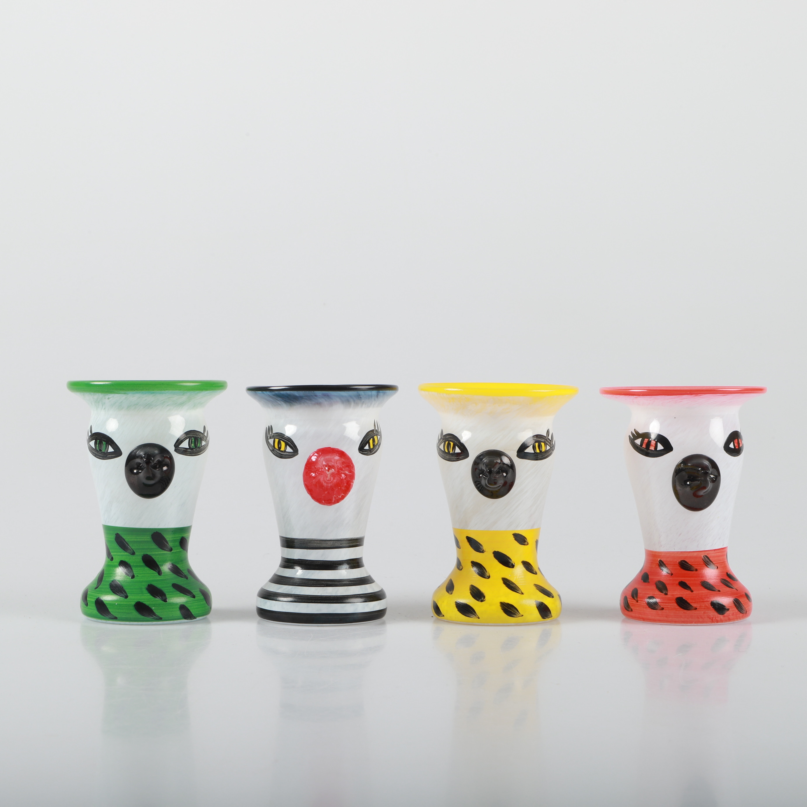 ULRICA HYDMAN-VALLIEN. Äggkoppar, 4 stycken, "Somebody", bemålat glas, Kosta Boda, signerade.