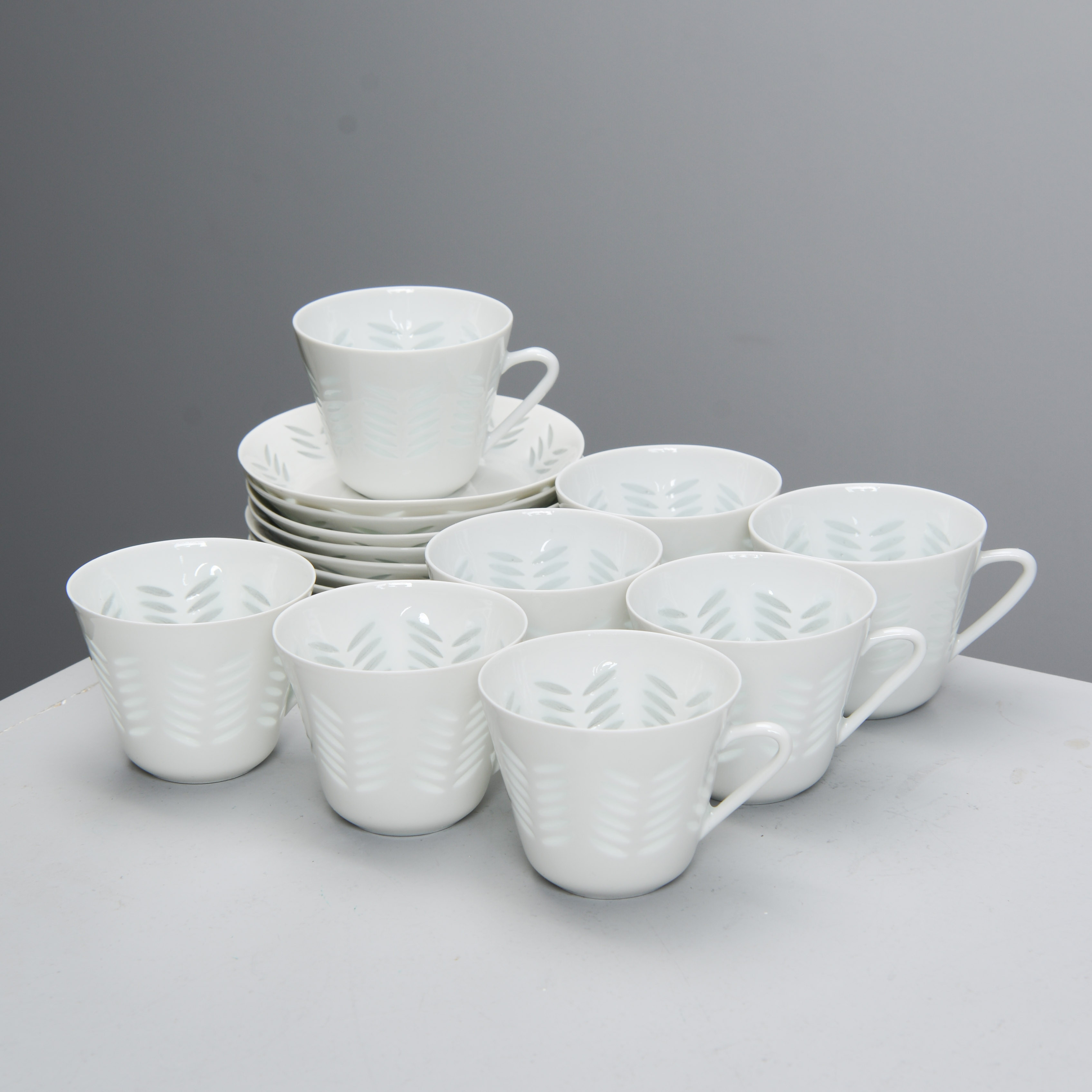 FRIEDL KJELLBERG. Kaffekoppar med fat, 8 st, risporslin, Arabia, Finland.