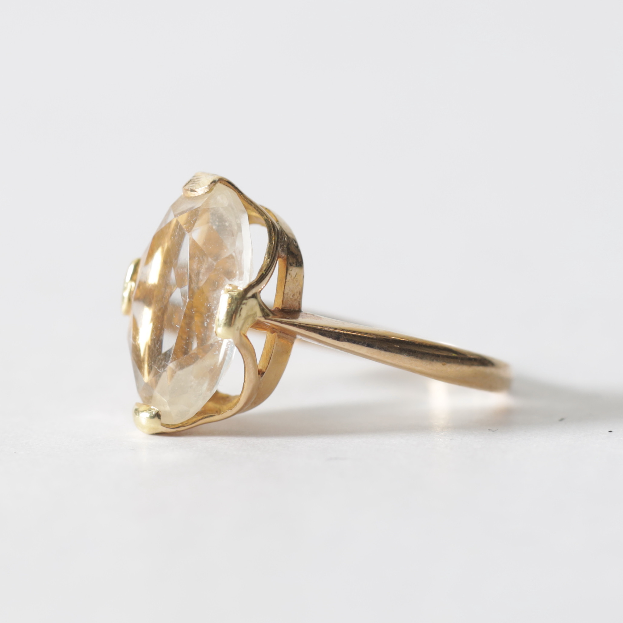 RING, 18K med sten. Totalvikt ca 2,6 gram.