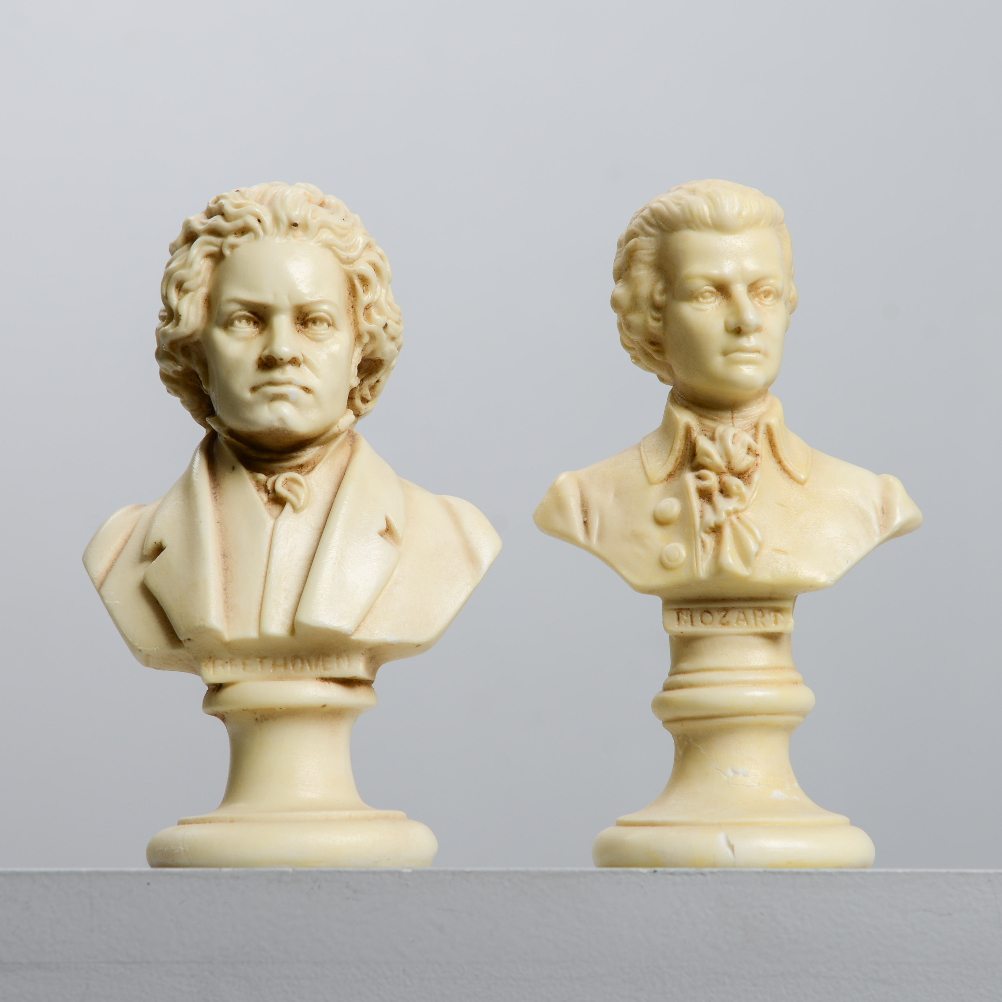 STATYETTER, 2 st, Beethoven & Mozart, konstmassa.