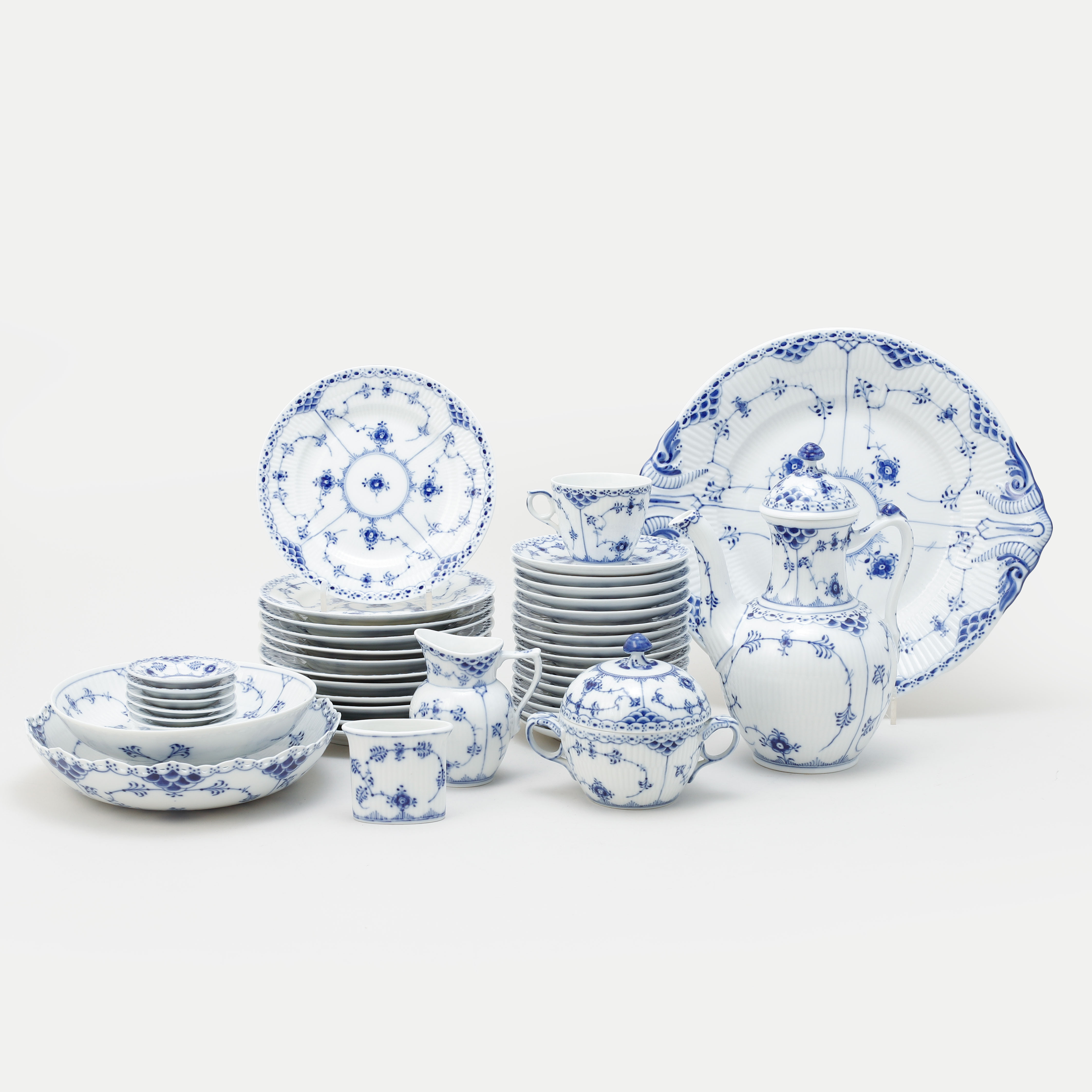 KAFFESERVIS, 41 delar, "Musselmalet", porslin, Royal Copenhagen, Danmark.