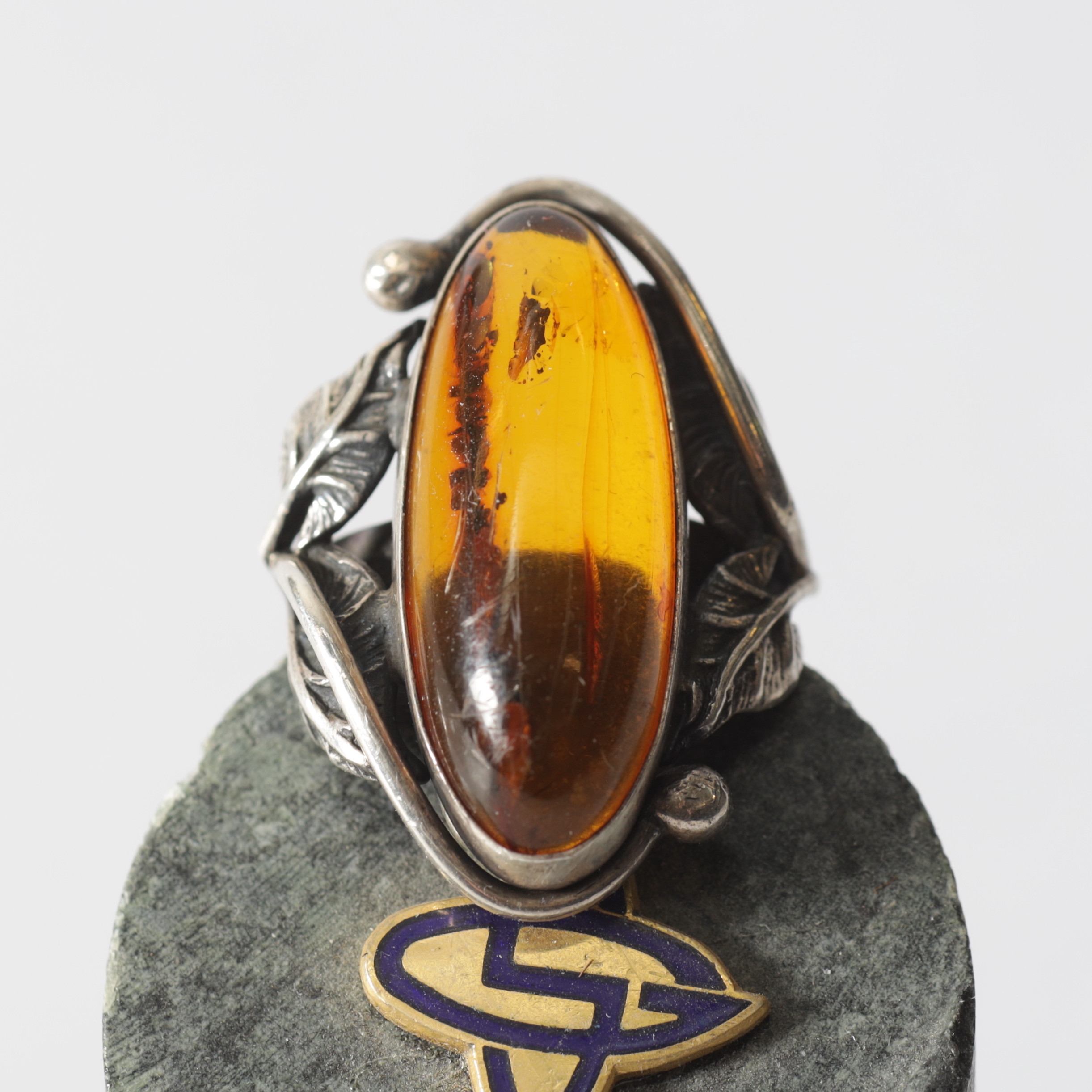 RING, sterlingsilver med bärnsten. Totalvikt ca 5,8 gram.