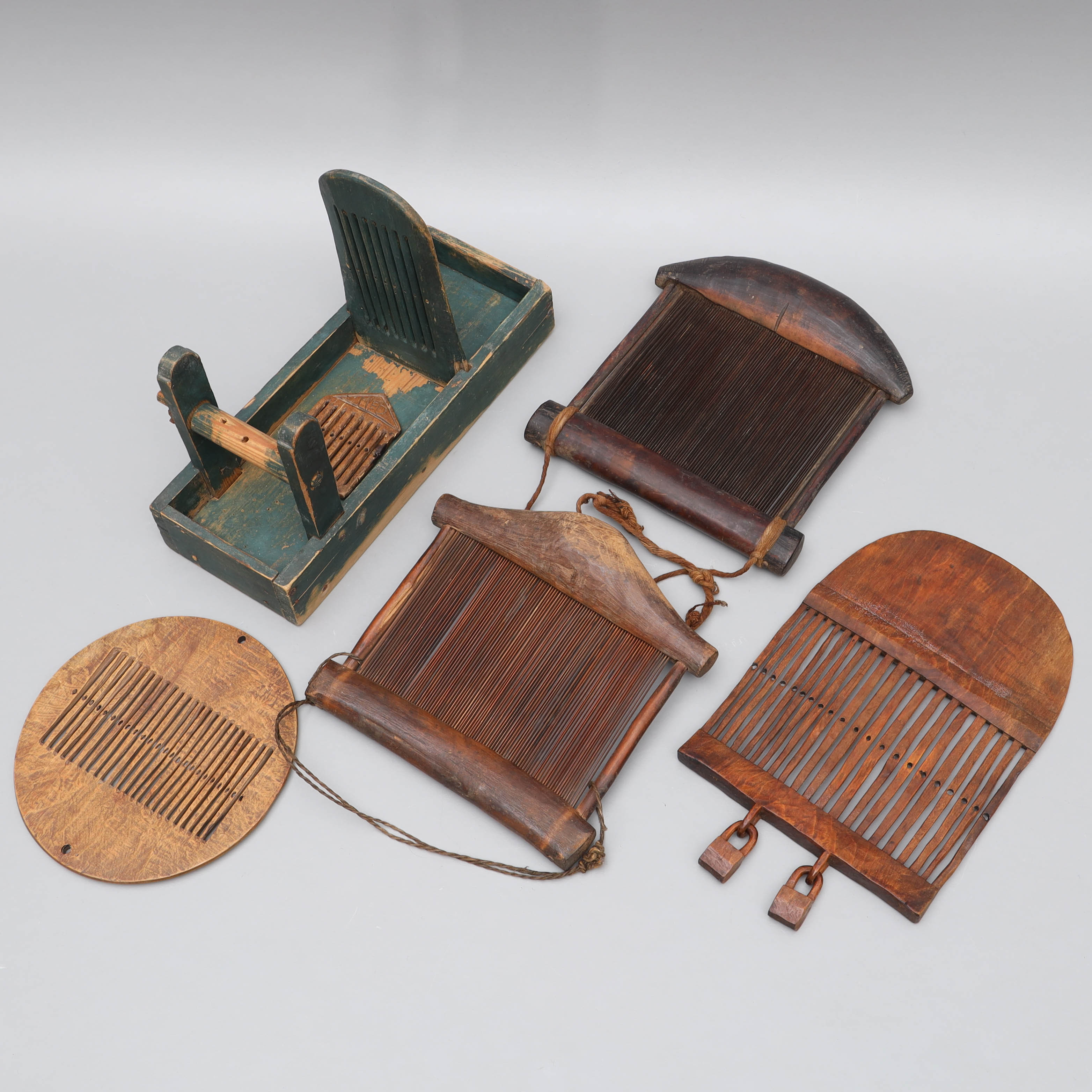 BÄNDVÄV samt BANDVÄVSSKEDAR, 6 delar, 1800/1900-tal.