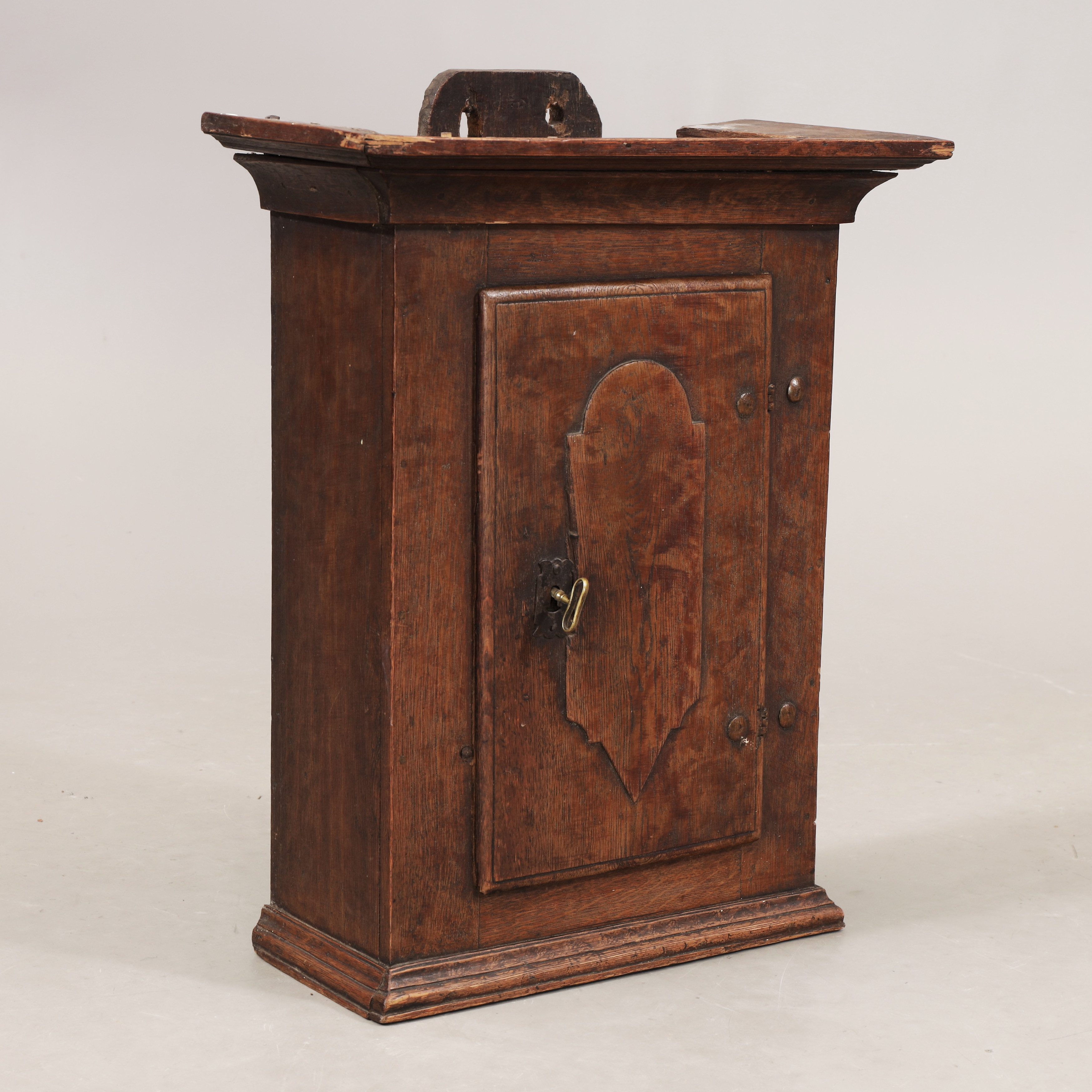 VÄGGSKÅP, ek, 1900-talets första hälft.