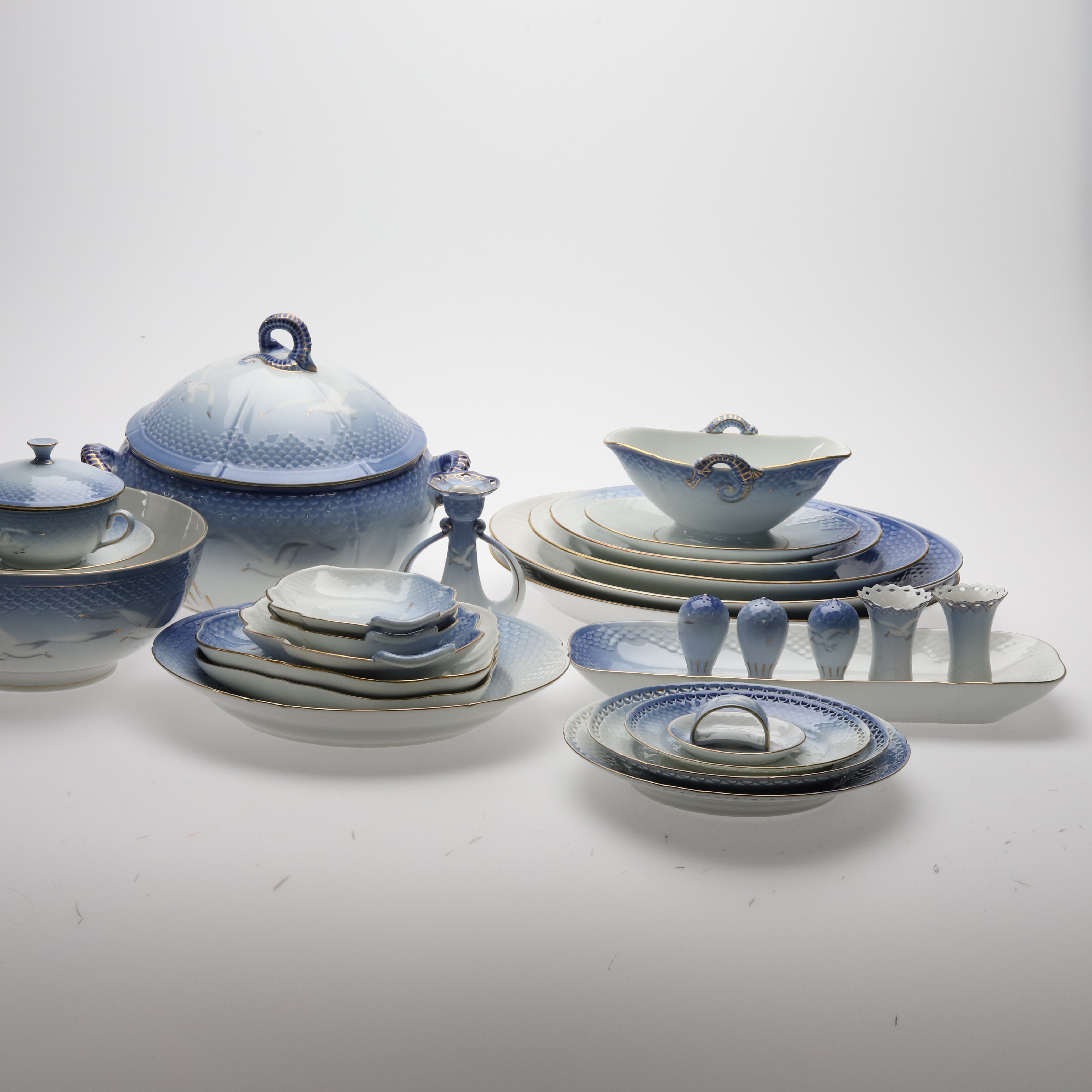 MATSERVIS. 131 delar, porslin, "Måsen", Bing & Gröndahl.