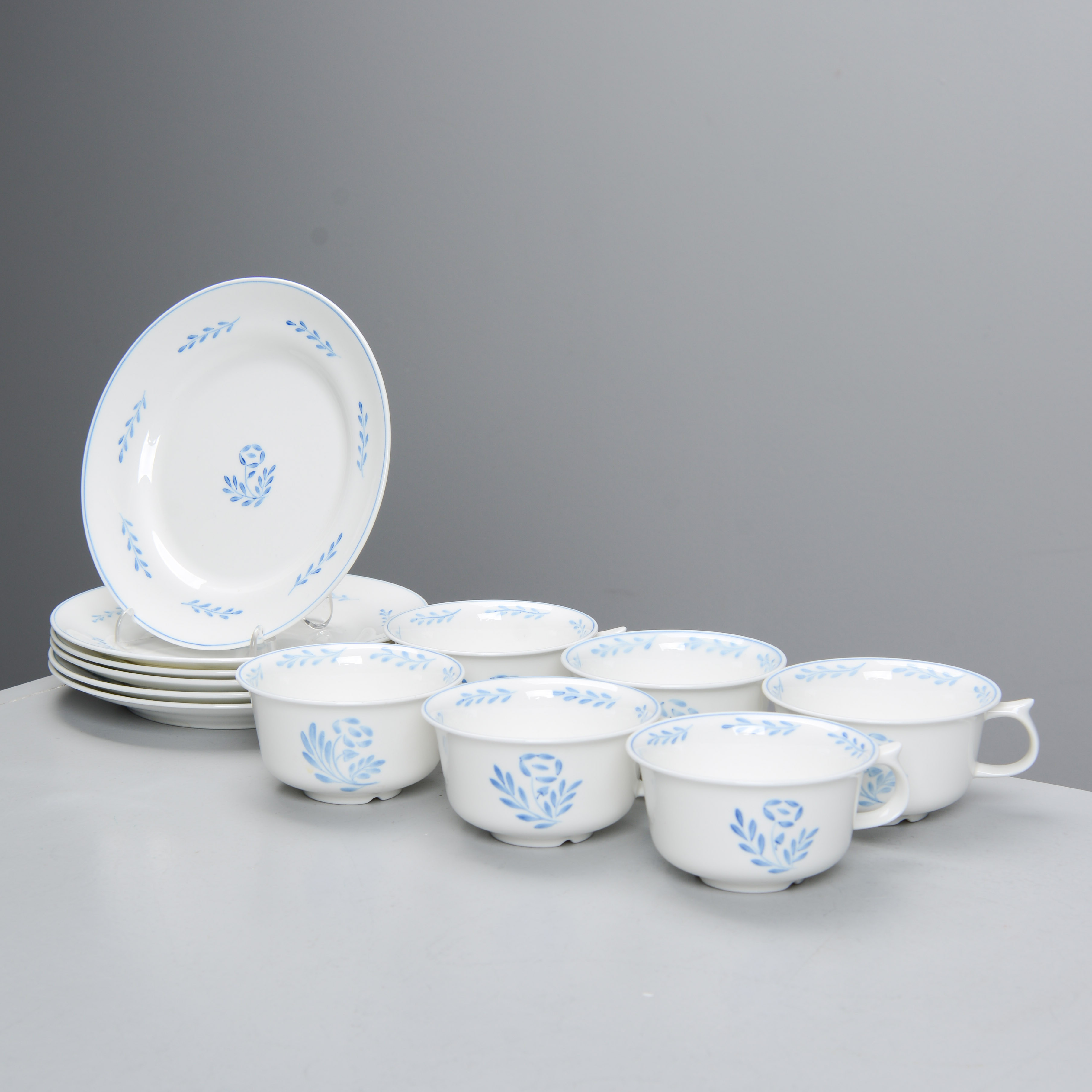 WILHELM KÅGE. Koppar & assietter, 12 delar, ”Blå ros", Gustavsberg, formgiven 1917.