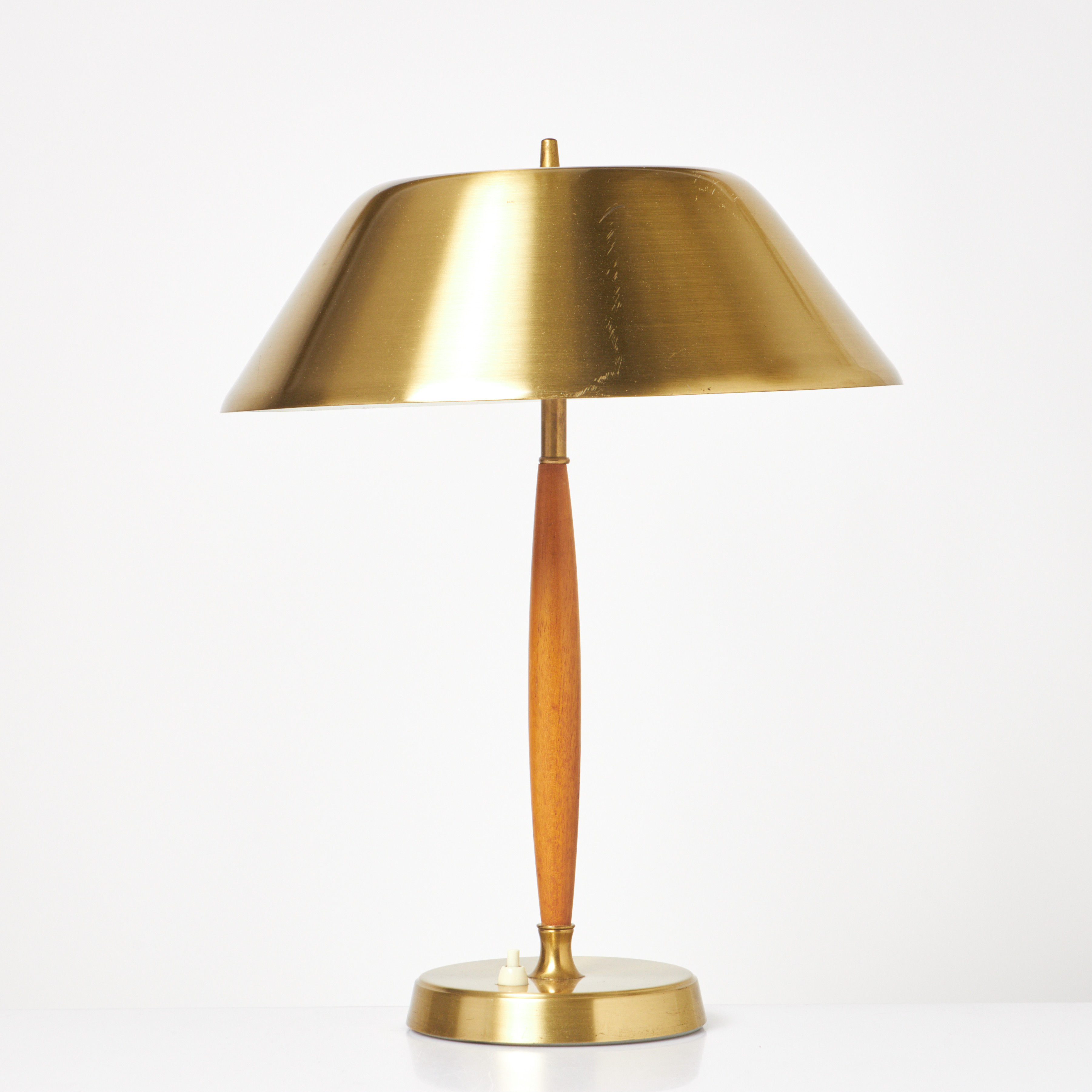 BORDSLAMPA, "modell 6417", Falkenbergs belysning, mässing och trä, 1900-talets mitt.