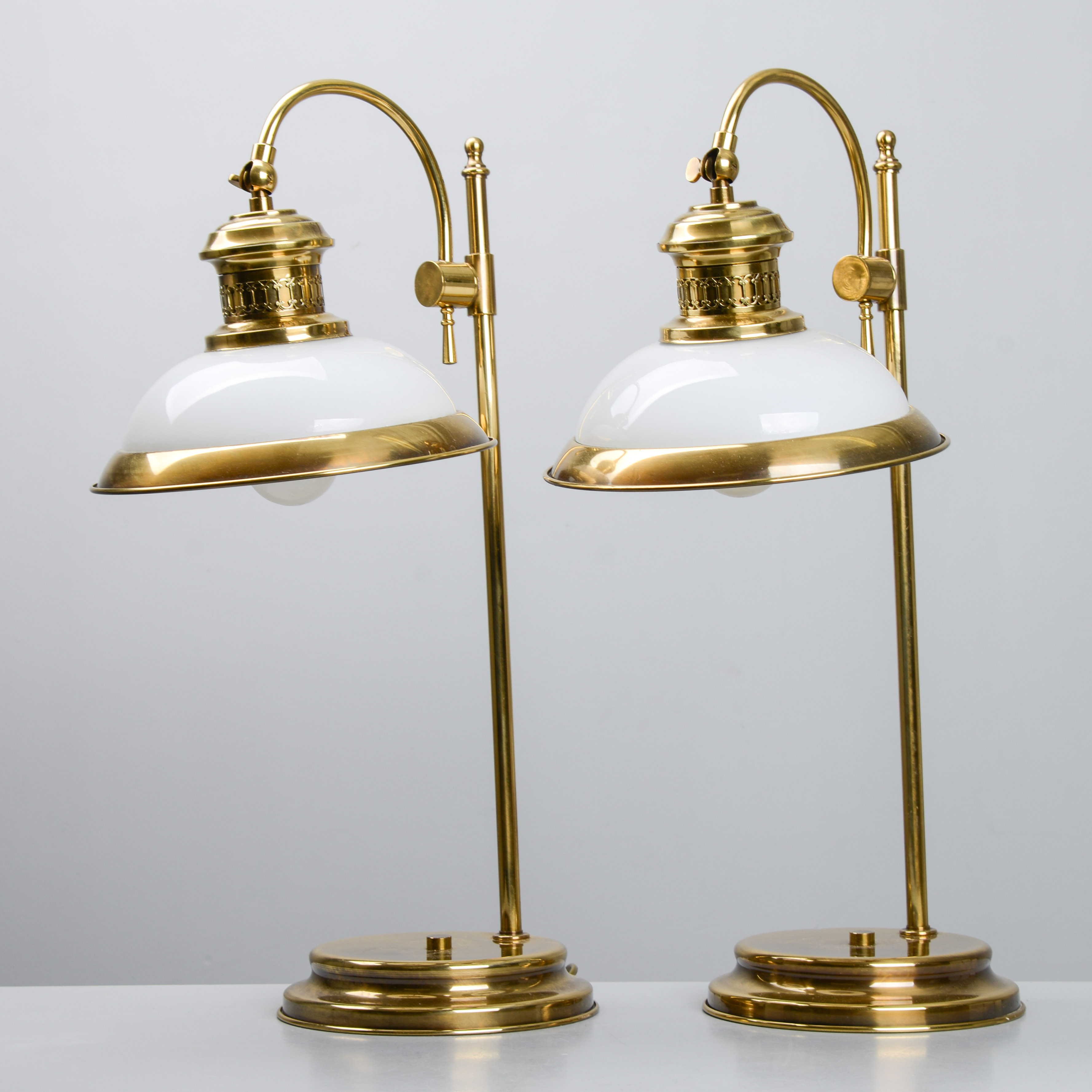 BORDSLAMPOR, 2 st, mässing & glas, 1900-talets andra del.