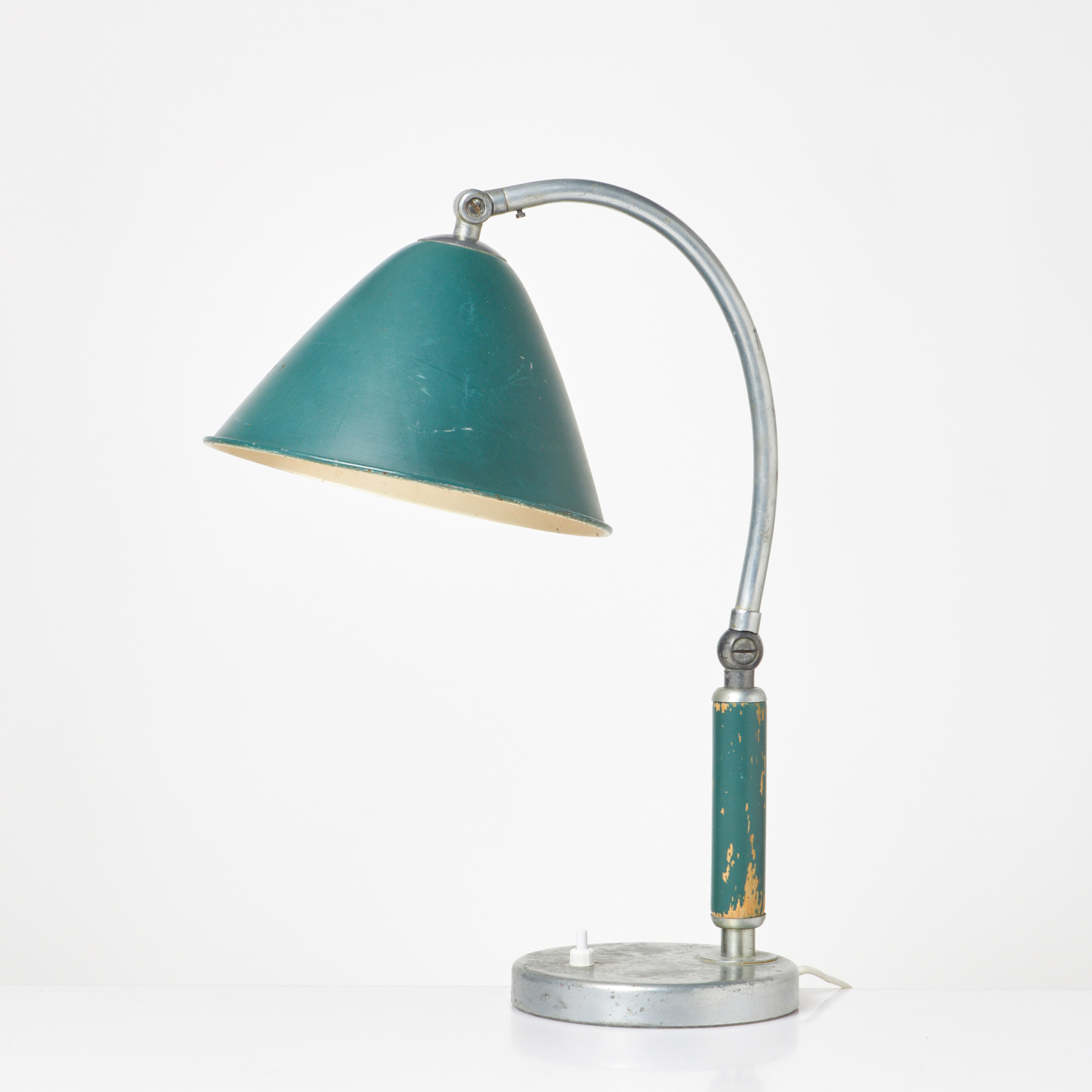 BORDSLAMPA, "industrimodell", omkring 1900-talets mitt, skärm i grönlackerad plåt, justerbar arm.