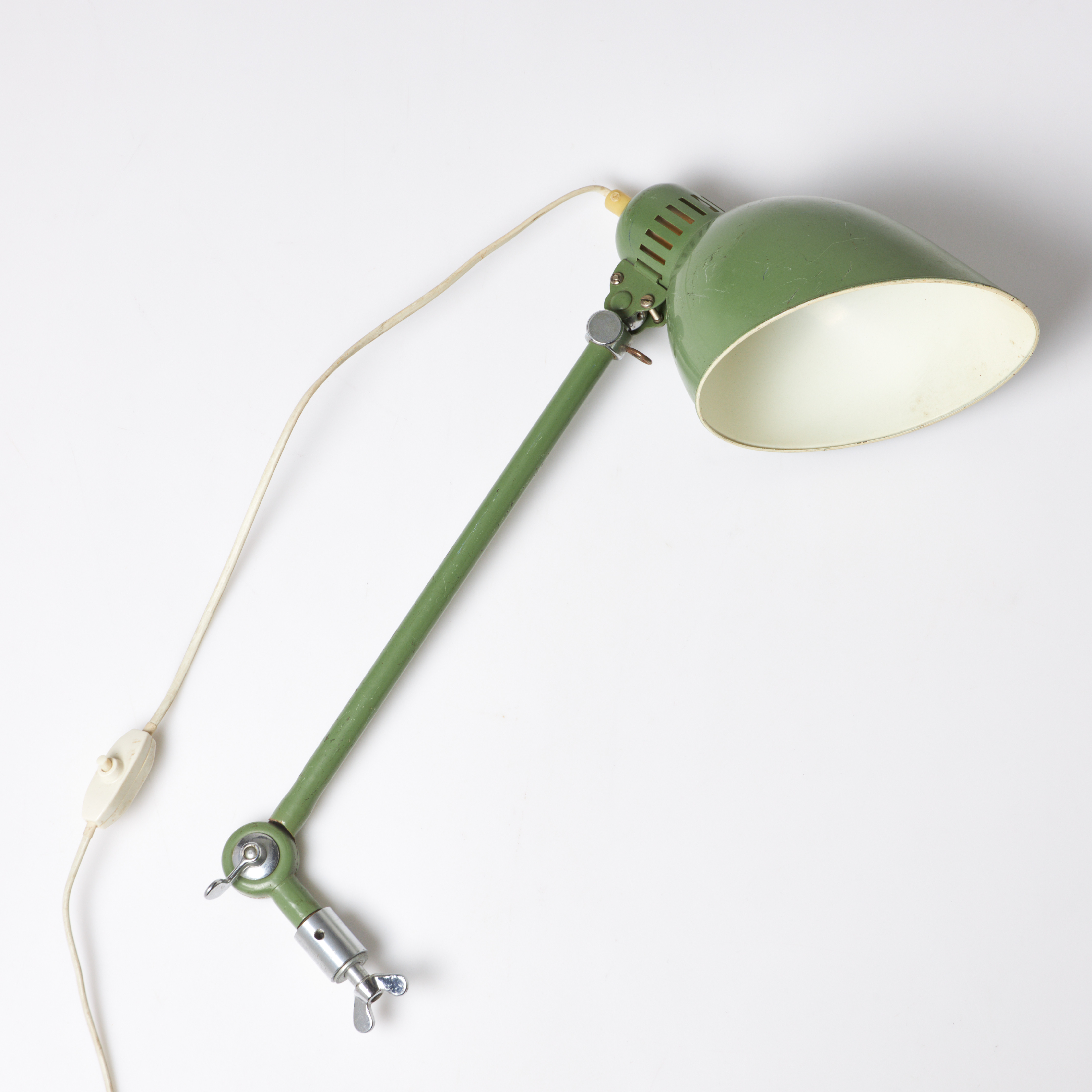 BORD-/VÄGGSLAMPA, "industrimodell", omkring 1900-talets mitt, grönlackerad metall, justerbar arm.
