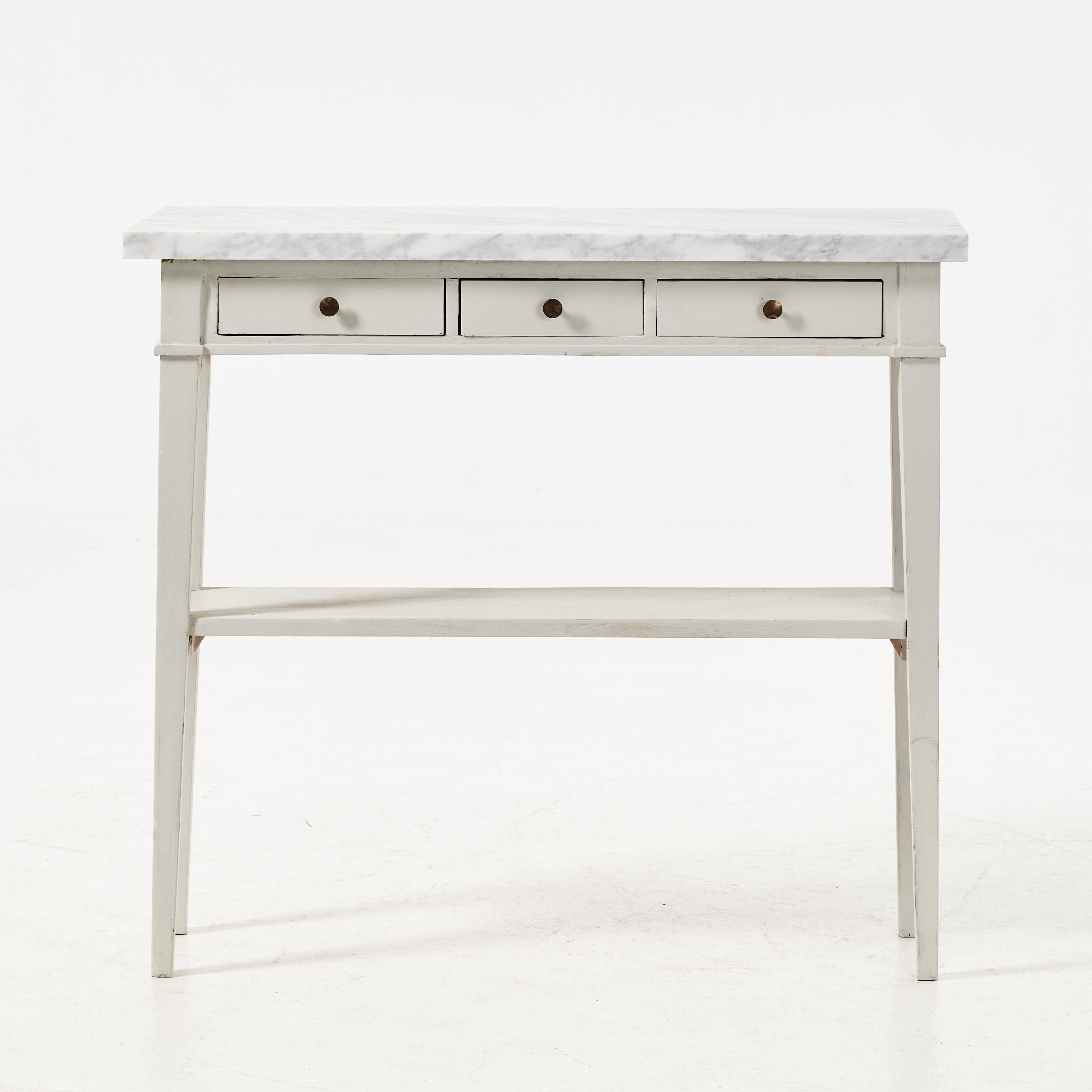 SIDOBORD, tre lådor i sarg, toppskiva i marmor, tidningshylla, bemålad stomme.