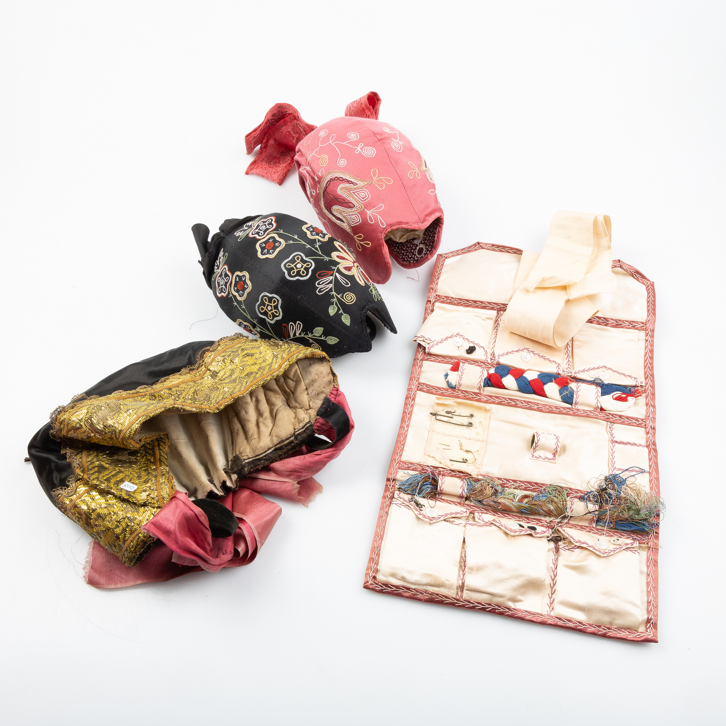 HÄTTOR, 3 st, sent 1800-tal respektive omkring år 1900, textil. SYBEHÖRSKUVERT omkring 1890.