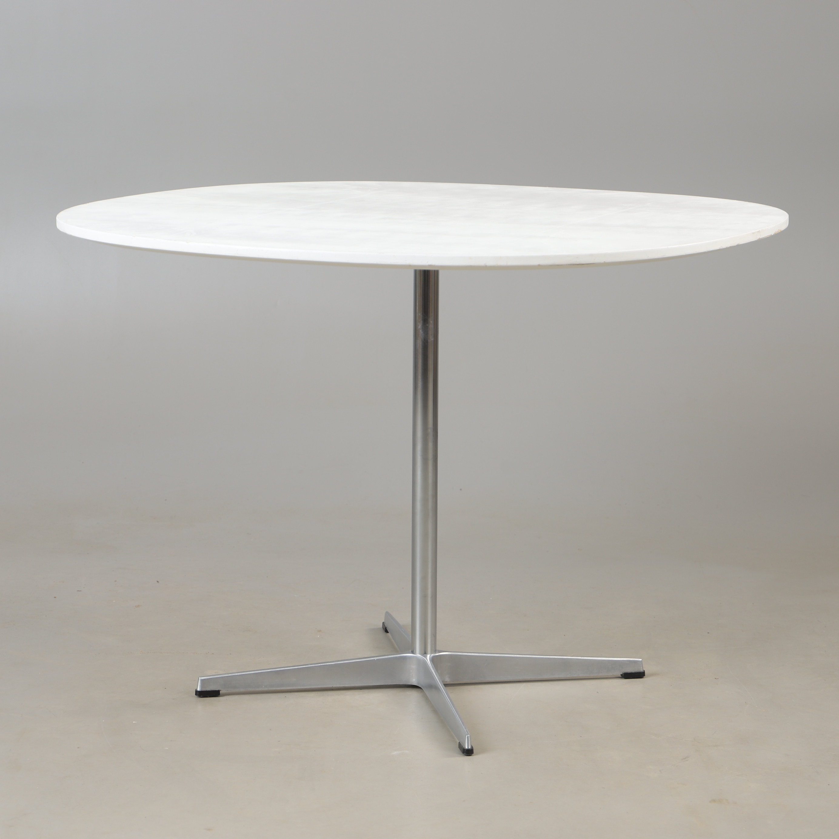 BRUNO MATHSSON & PIET HEIN. Bord, "Supercirkulär", Fritz Hansen.