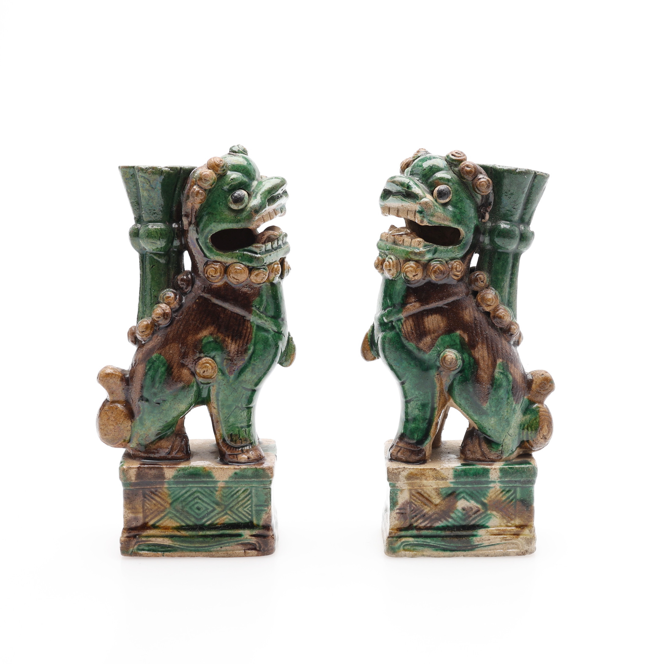 BUDDHISTISKA LEJON MED RÖKELSESTÄLL, ETT PAR, GLASERAT STENGODS, KINA, TROLIGEN KANGXI (1662–1722).