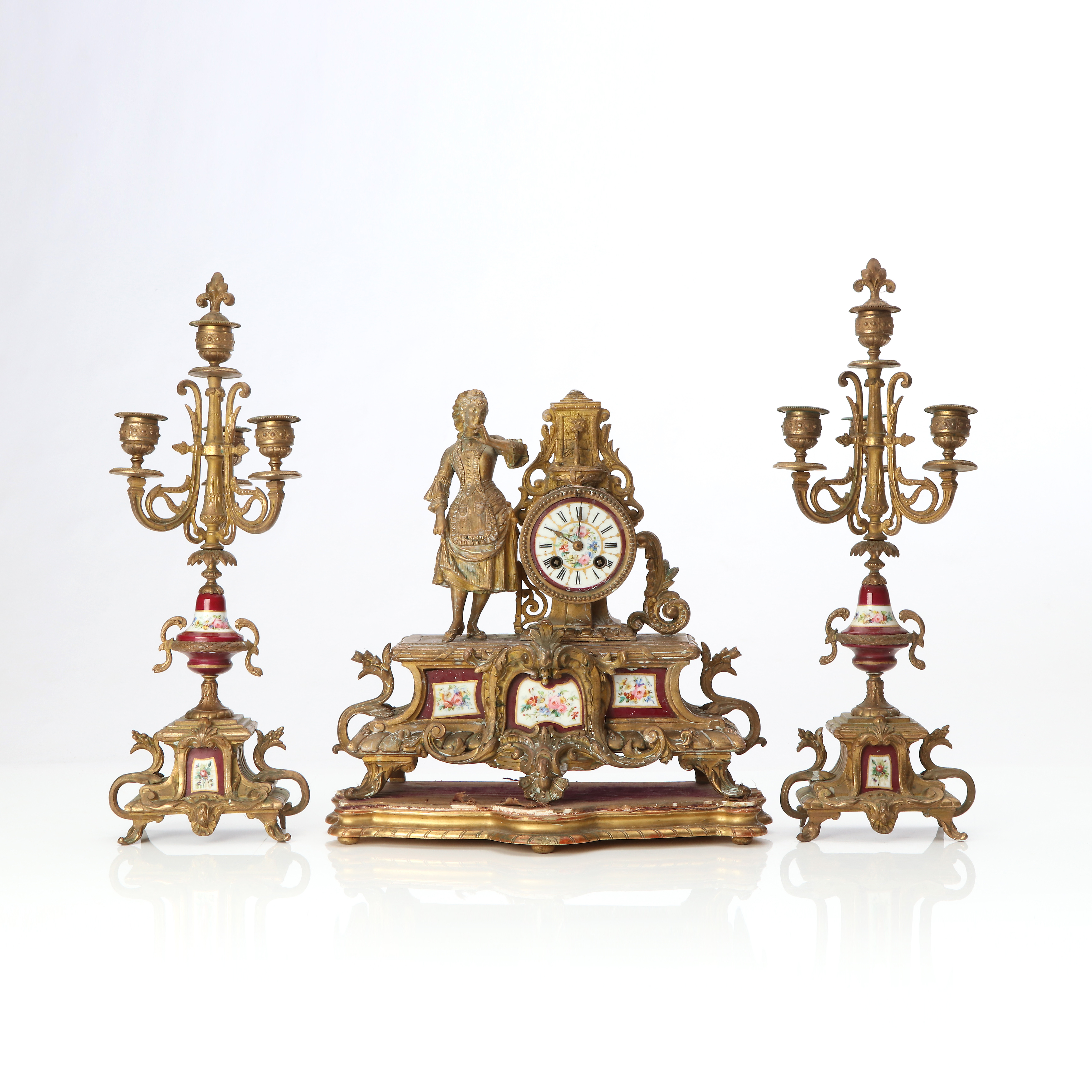 BORDSUR SAMT ETT PAR KANDELBARAR. Förgylld gjutmetall med porslinsdetaljer. Louis XVI-stil, 1900-talets början.