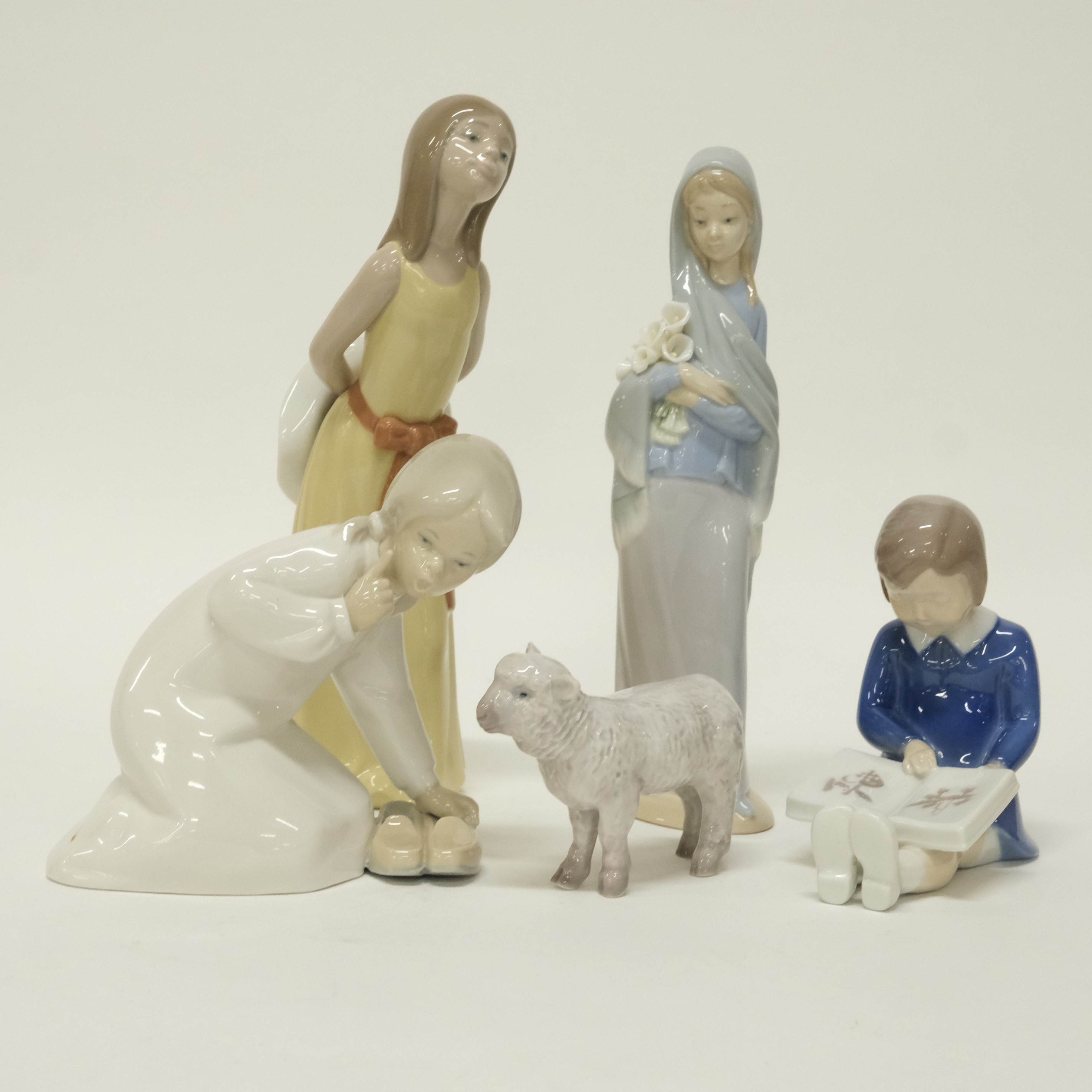 FIGURINER, LLADRO OCH BING & GRÖNDAHL, FEM STYCKEN.
