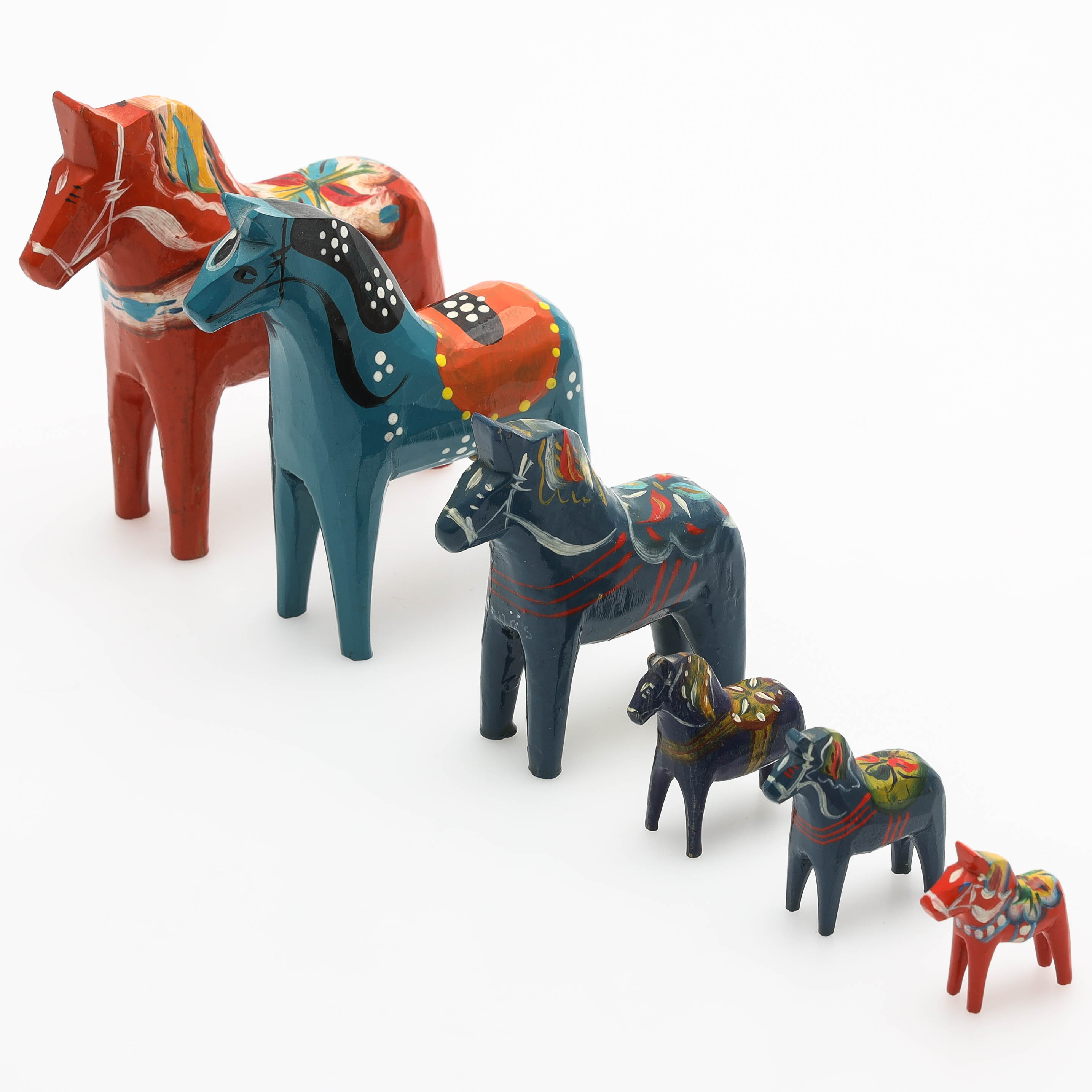 DALAHÄSTAR, 6 delar, bland annat Nils Olsson, Nusnäs och Johan Gudmuns Sjurberg, Rättvik.