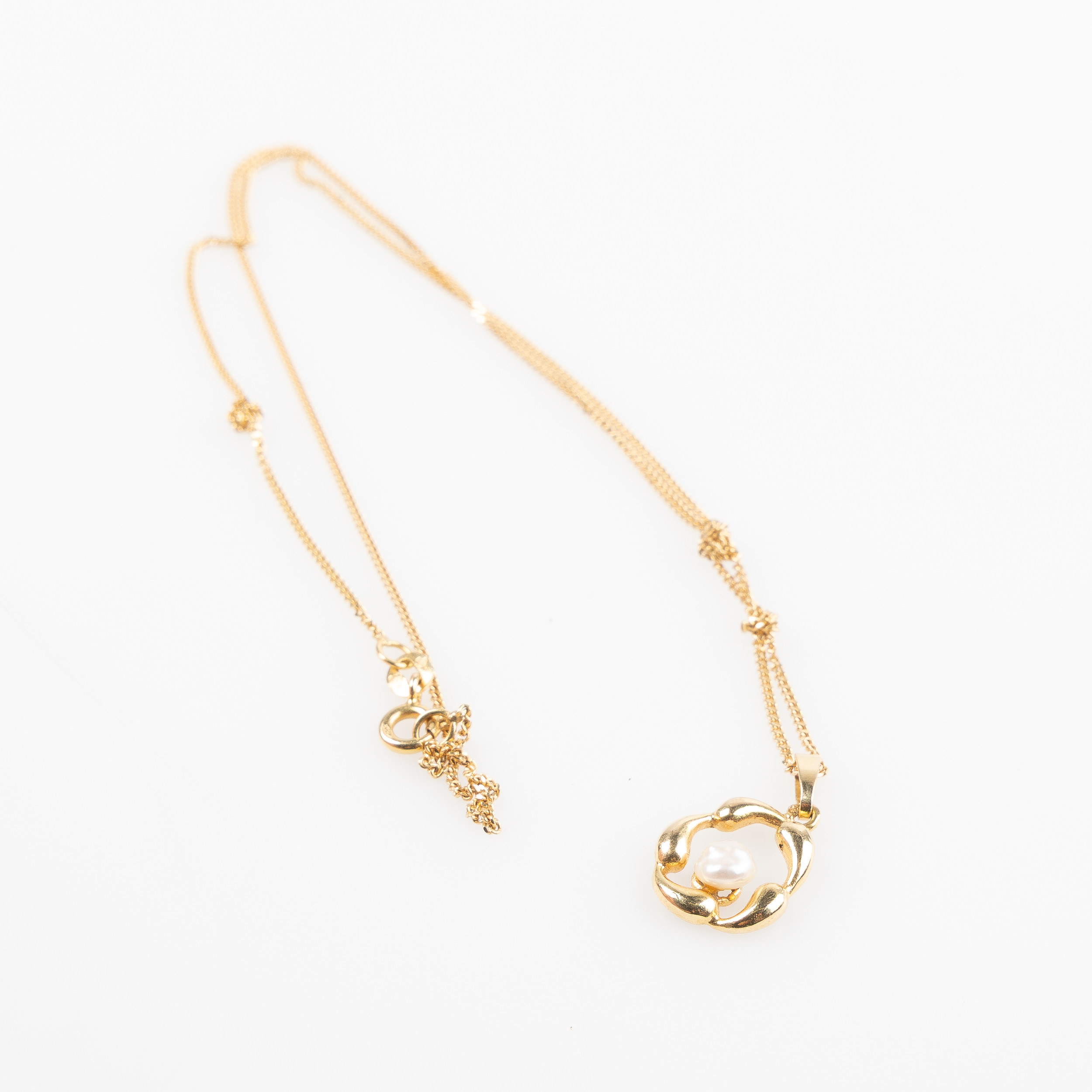 HALSBAND MED HÄNGE, 18K guld.