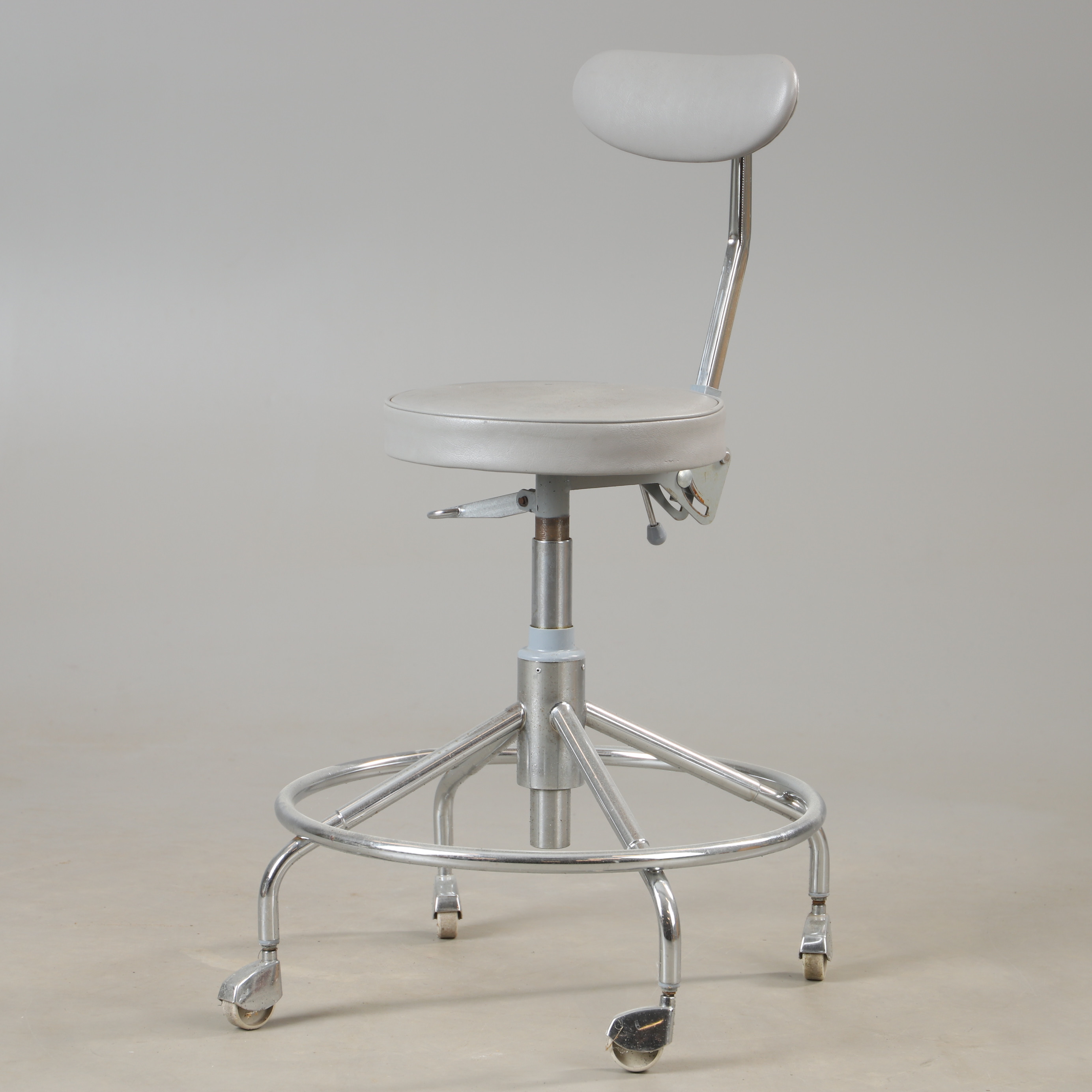 VERKSTADSSTOL, konstskinn och metall, 1900-talets mitt.