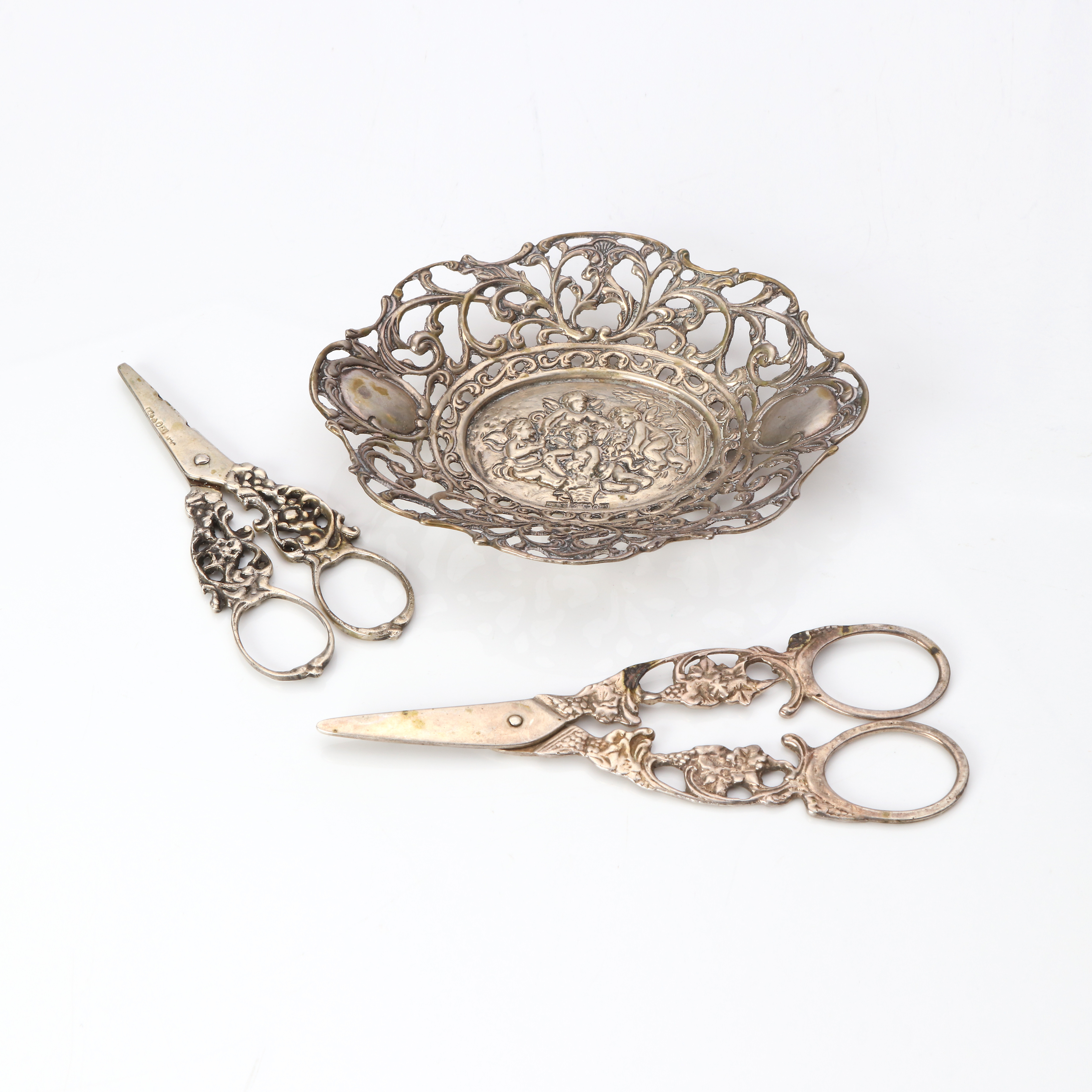 DRUVSAXAR, TVÅ ST SAMT LITET FAT. Vikt ca 145 gram.