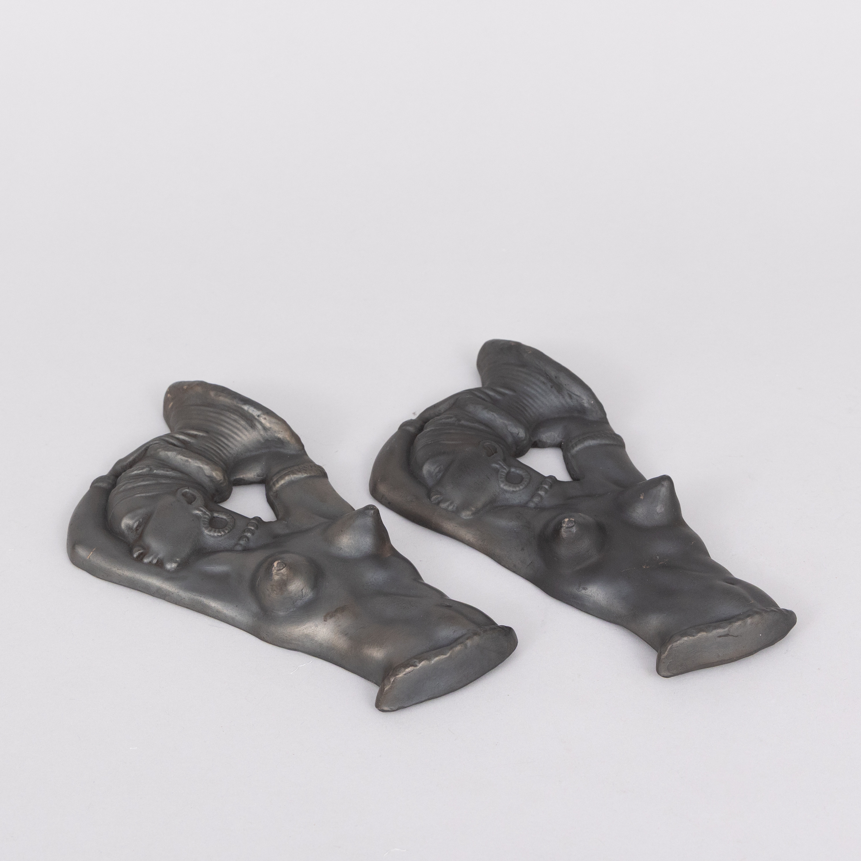 RELIEFTER i porslin, ett par, afrikanskor, möjligen Österrike.